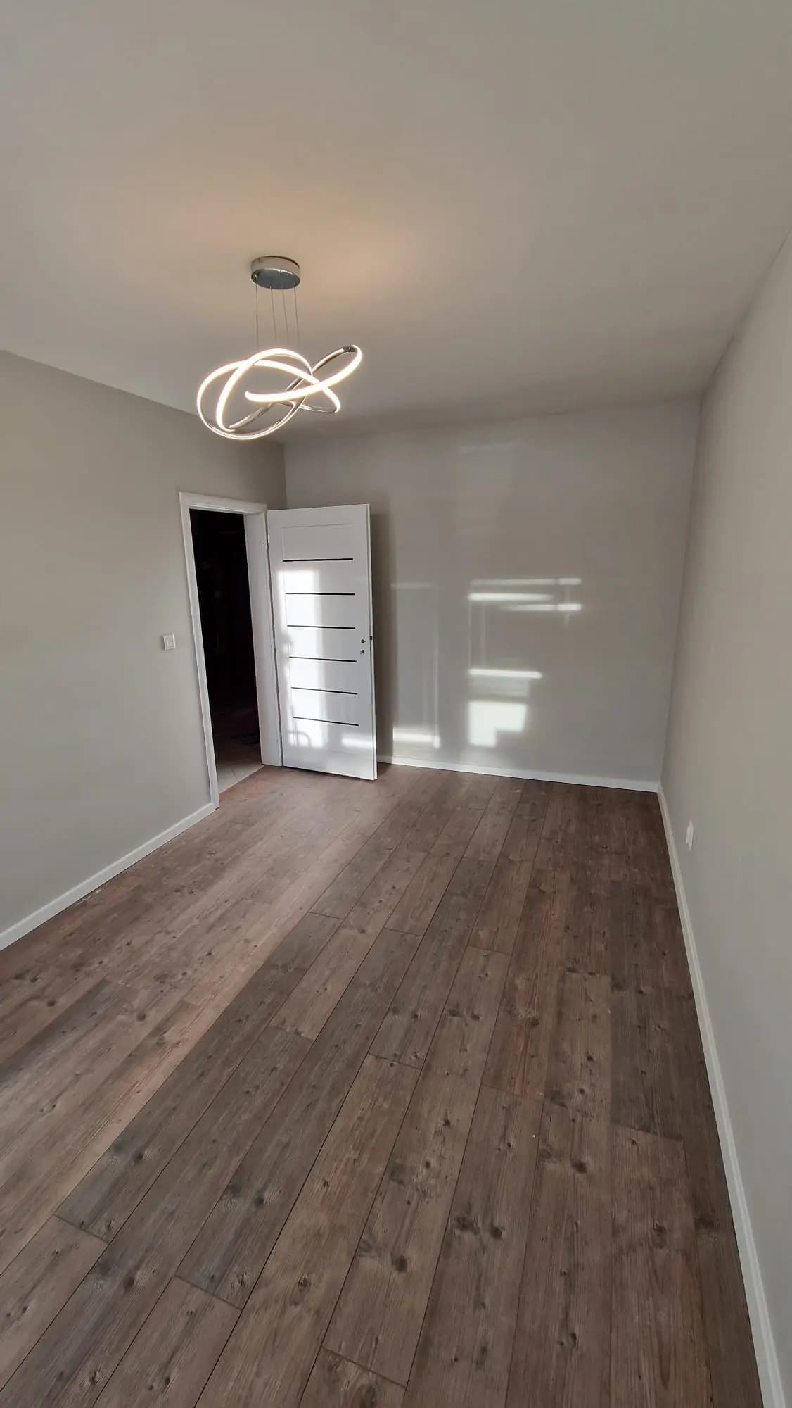 Moderná kancelária v minimalistickom štýle s elegantnými pracovnými stolmi a prírodnými materiálmi.