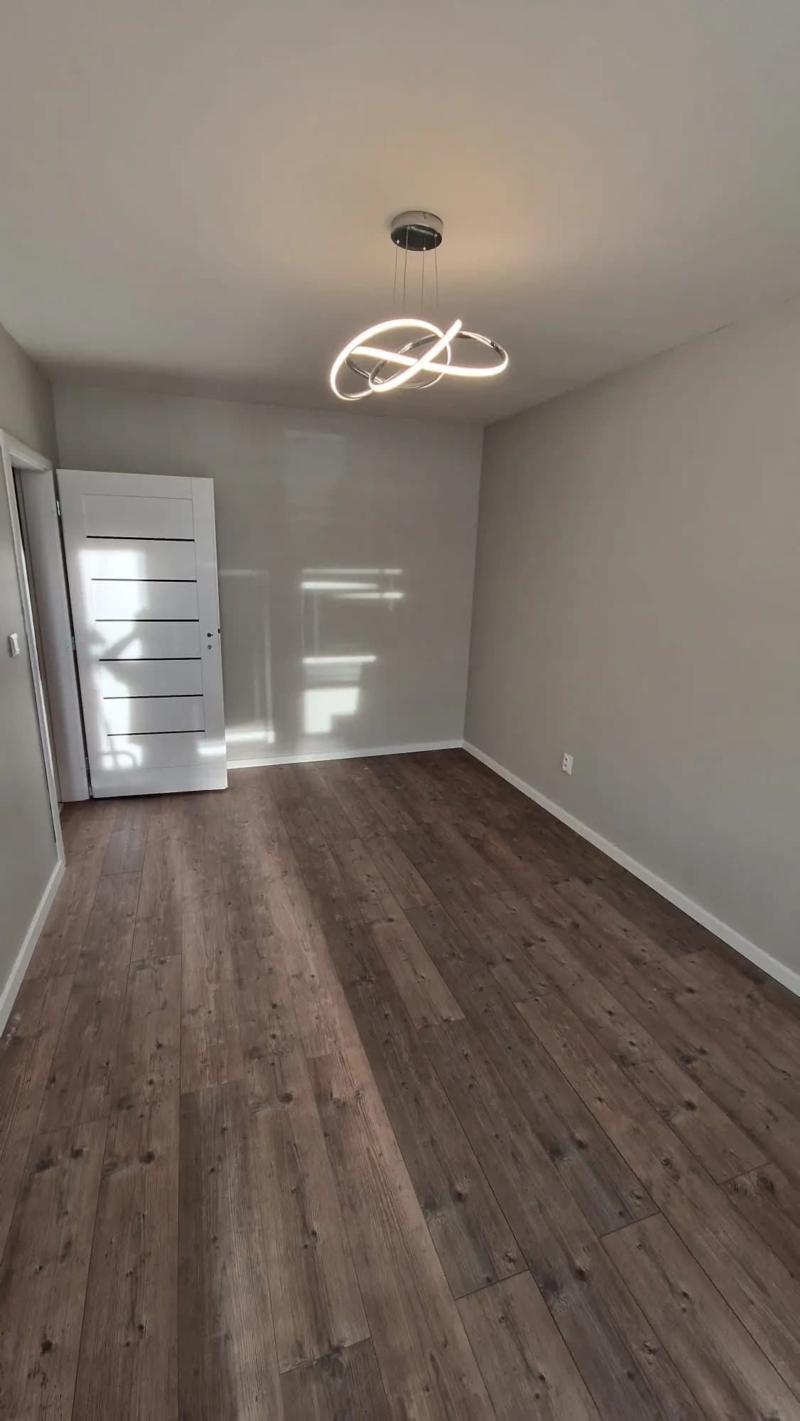 Moderná kancelária v minimalistickom štýle s elegantnými pracovnými stolmi a prírodnými materiálmi.