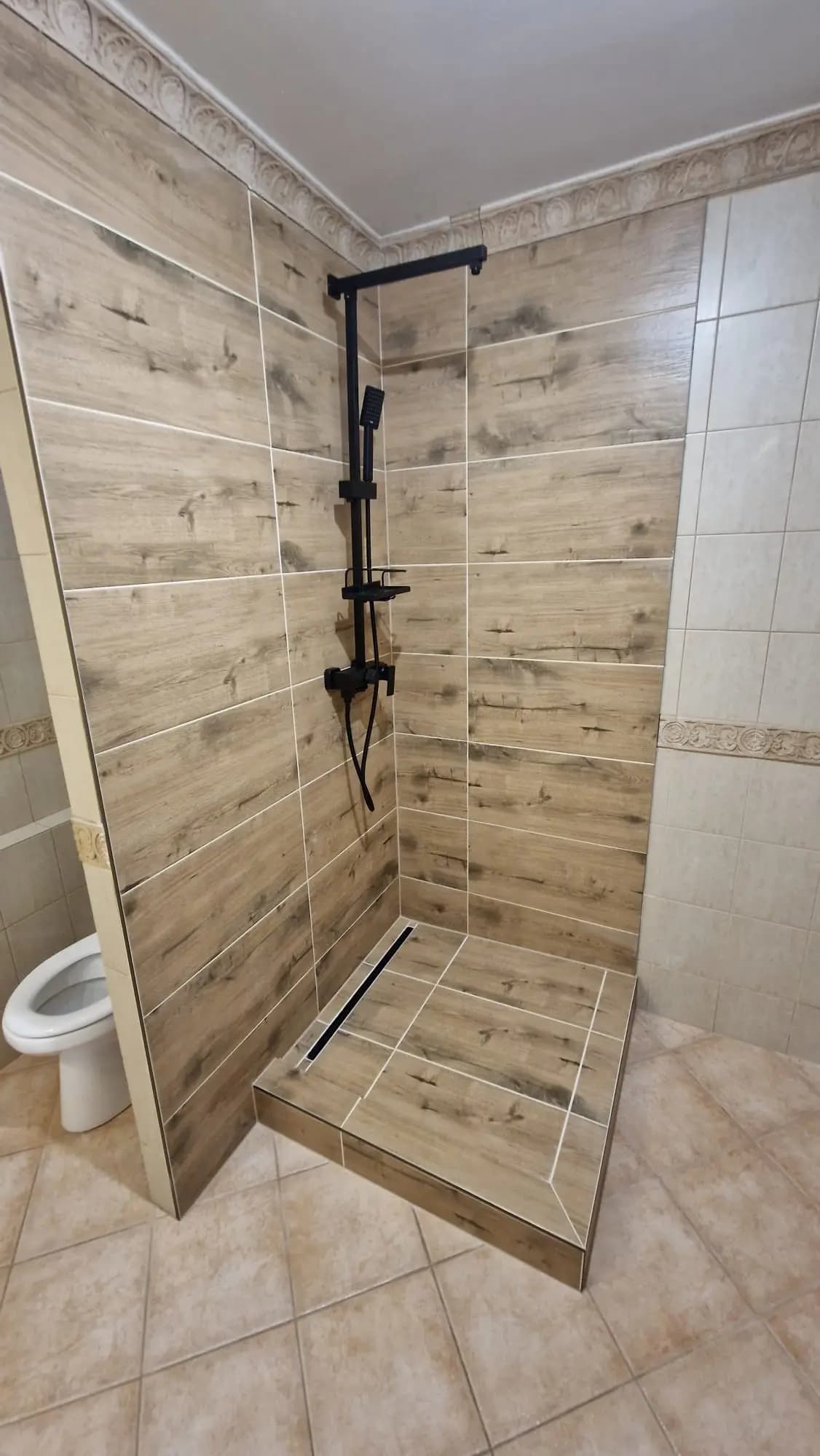 Moderná kancelária v minimalistickom štýle s elegantnými pracovnými stolmi a prírodnými materiálmi.