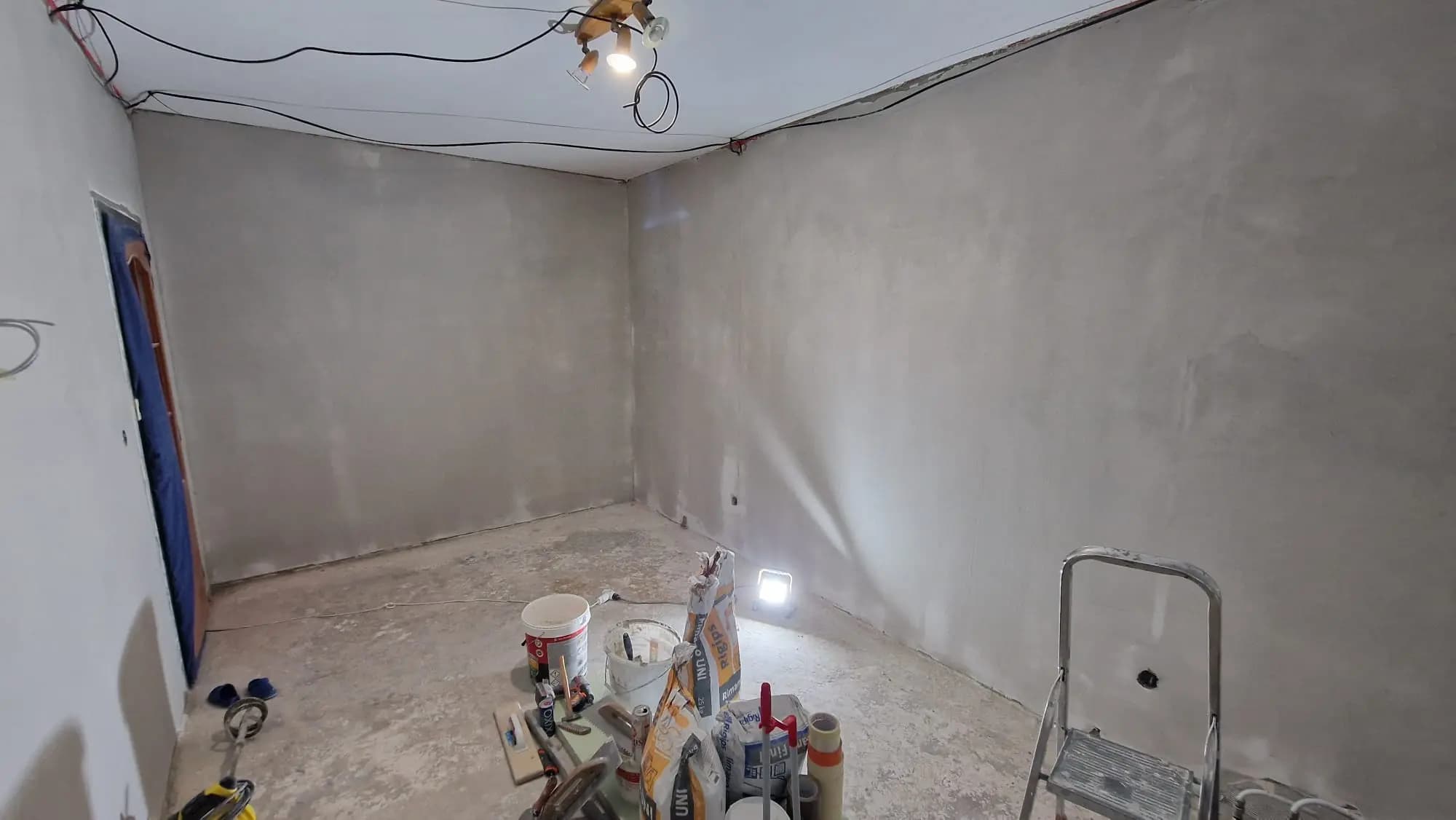 Moderná kancelária v minimalistickom štýle s elegantnými pracovnými stolmi a prírodnými materiálmi.