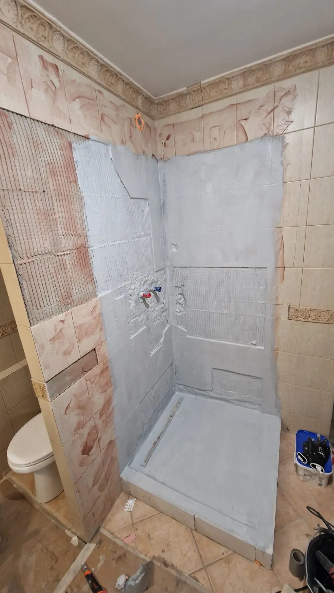 Moderná kancelária v minimalistickom štýle s elegantnými pracovnými stolmi a prírodnými materiálmi.