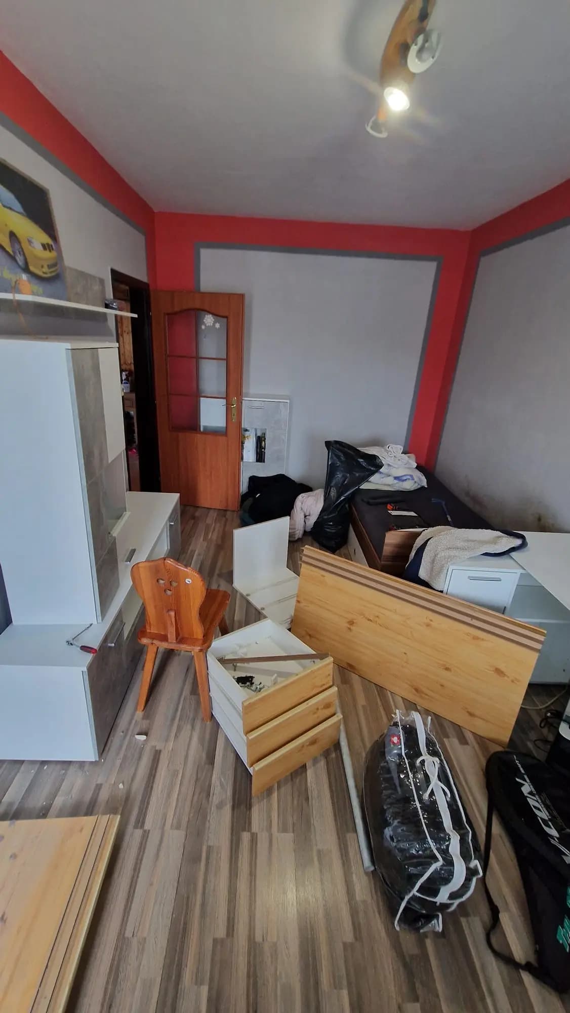 Moderná kancelária v minimalistickom štýle s elegantnými pracovnými stolmi a prírodnými materiálmi.