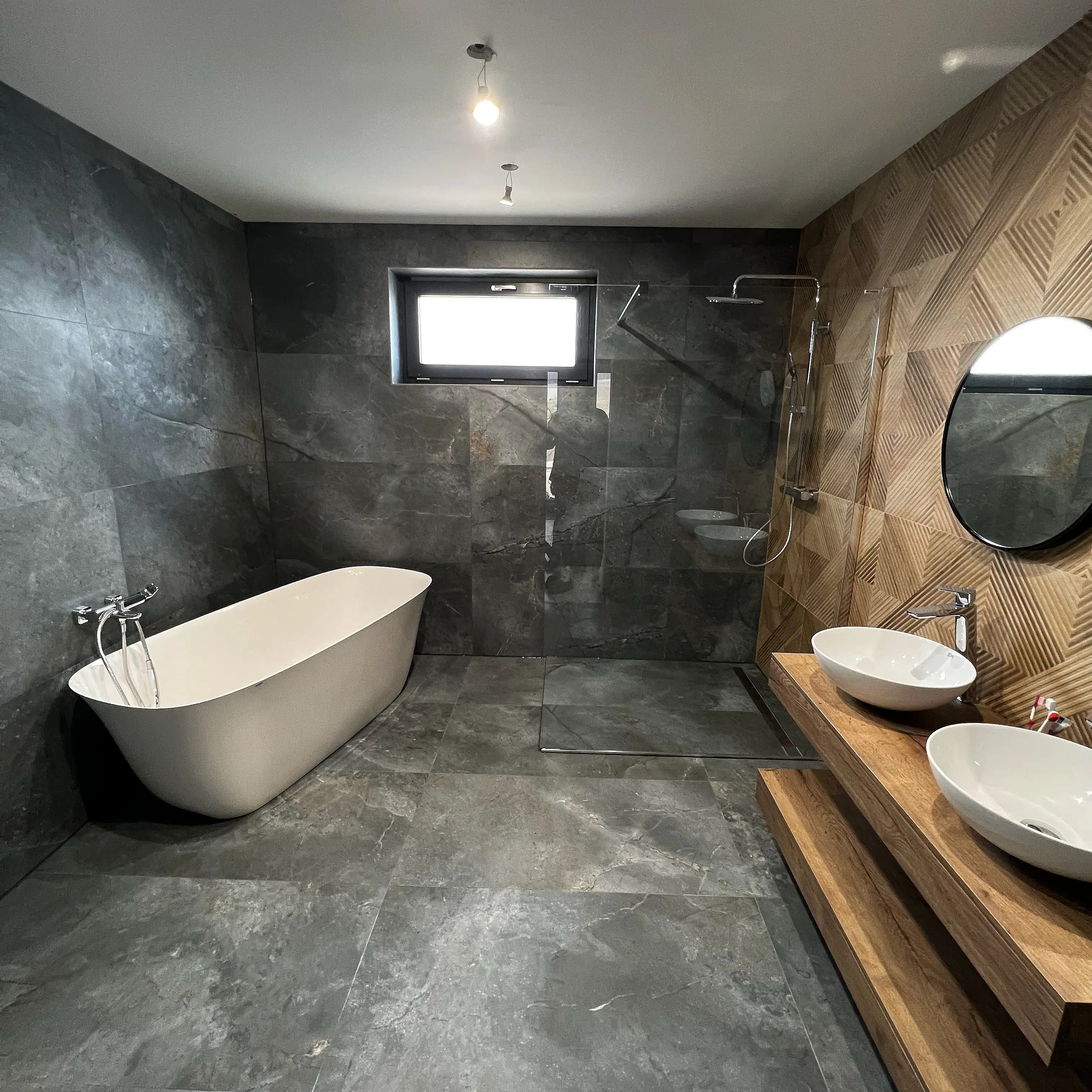 Moderná kancelária v minimalistickom štýle s elegantnými pracovnými stolmi a prírodnými materiálmi.