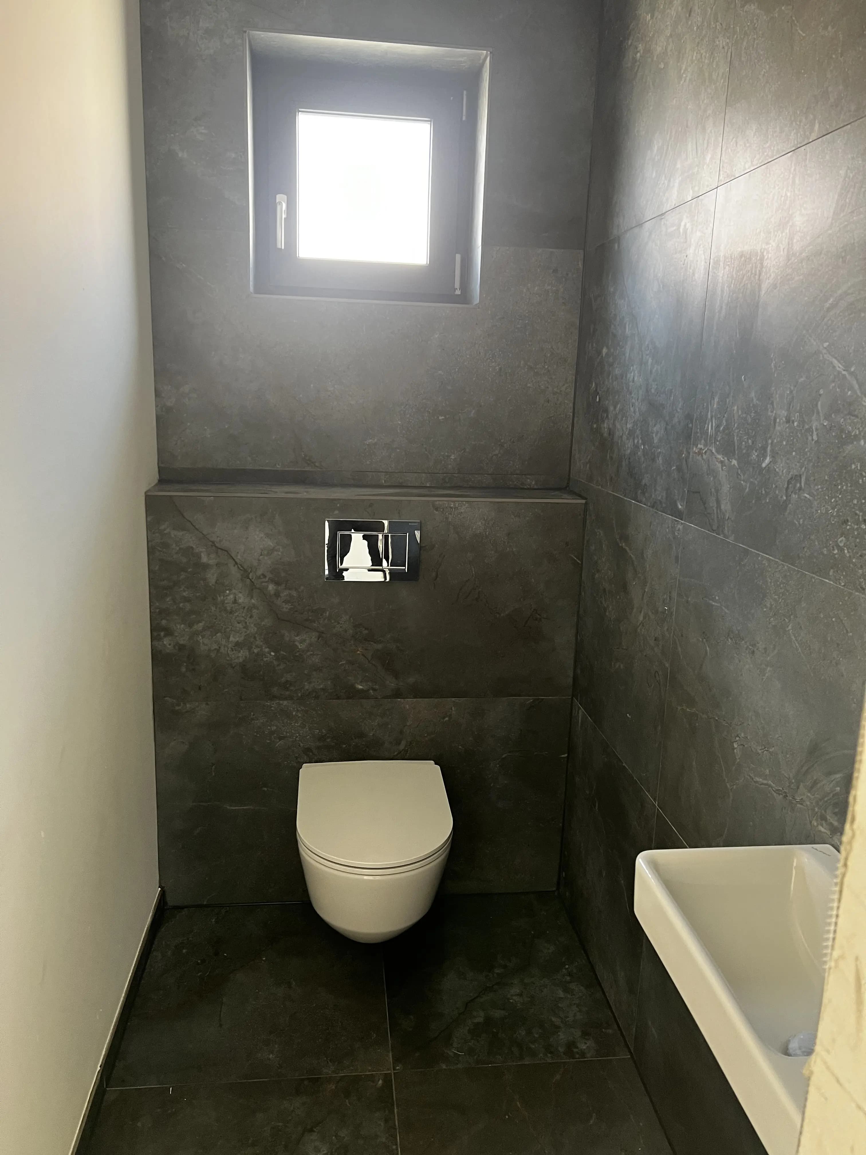 Moderná kancelária v minimalistickom štýle s elegantnými pracovnými stolmi a prírodnými materiálmi.