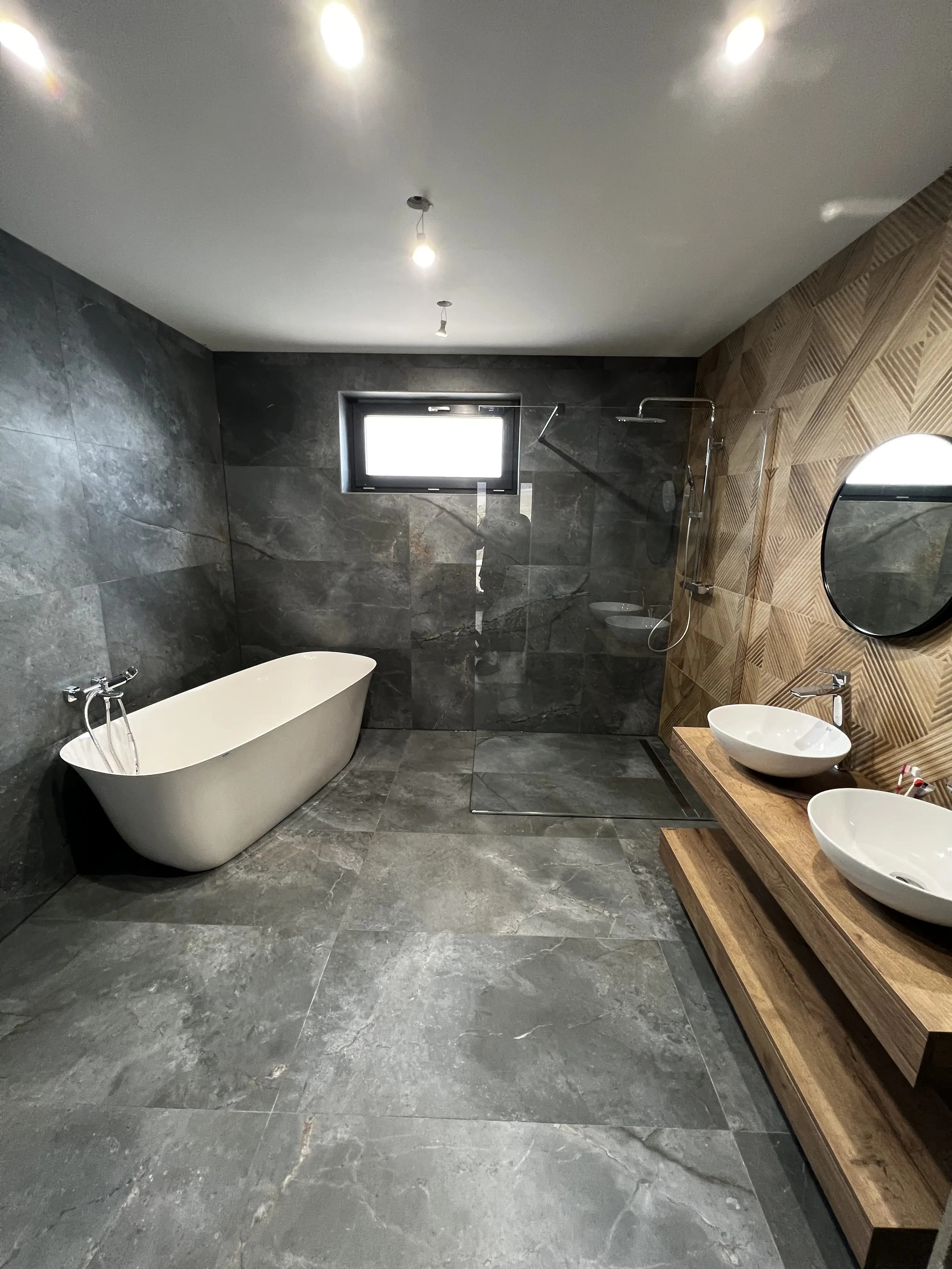 Moderná kancelária v minimalistickom štýle s elegantnými pracovnými stolmi a prírodnými materiálmi.