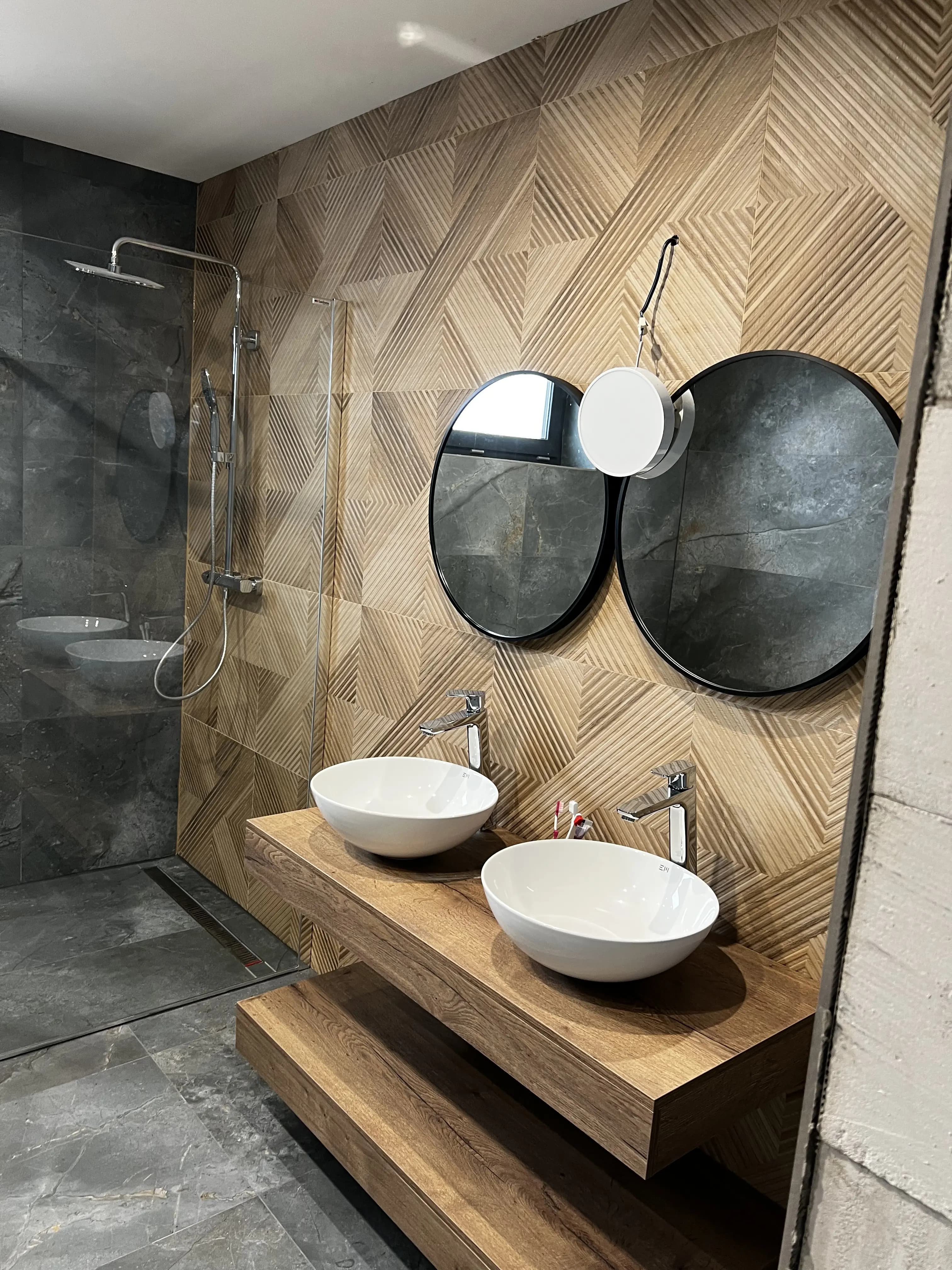 Moderná kancelária v minimalistickom štýle s elegantnými pracovnými stolmi a prírodnými materiálmi.