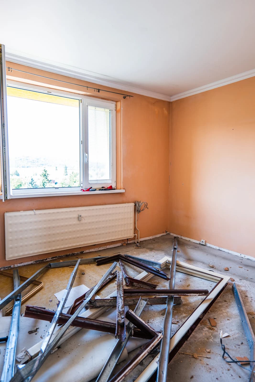 Štýlová tmavá kuchyňa s moderným osvetlením, zlatými akcentmi a elegantným jedálenským stolom.