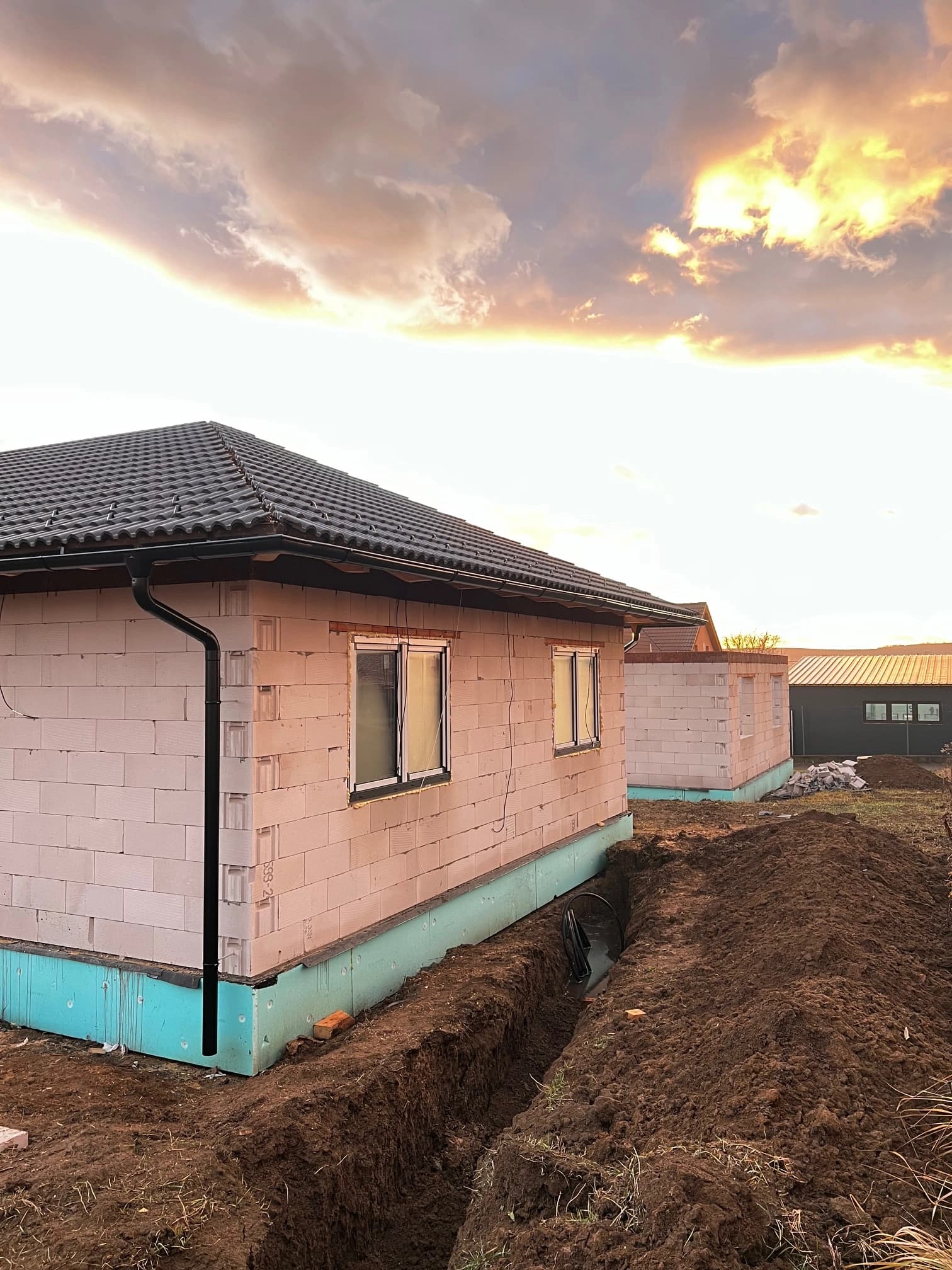 Moderná kancelária v minimalistickom štýle s elegantnými pracovnými stolmi a prírodnými materiálmi.