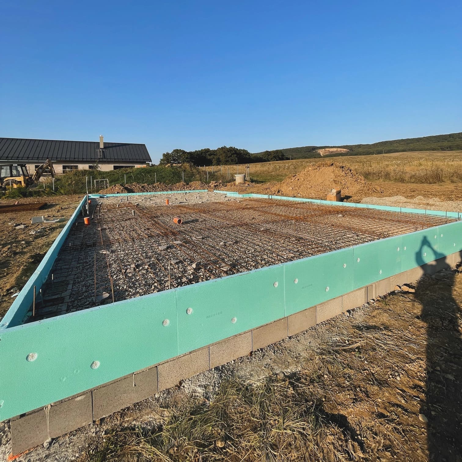 Moderná kancelária v minimalistickom štýle s elegantnými pracovnými stolmi a prírodnými materiálmi.