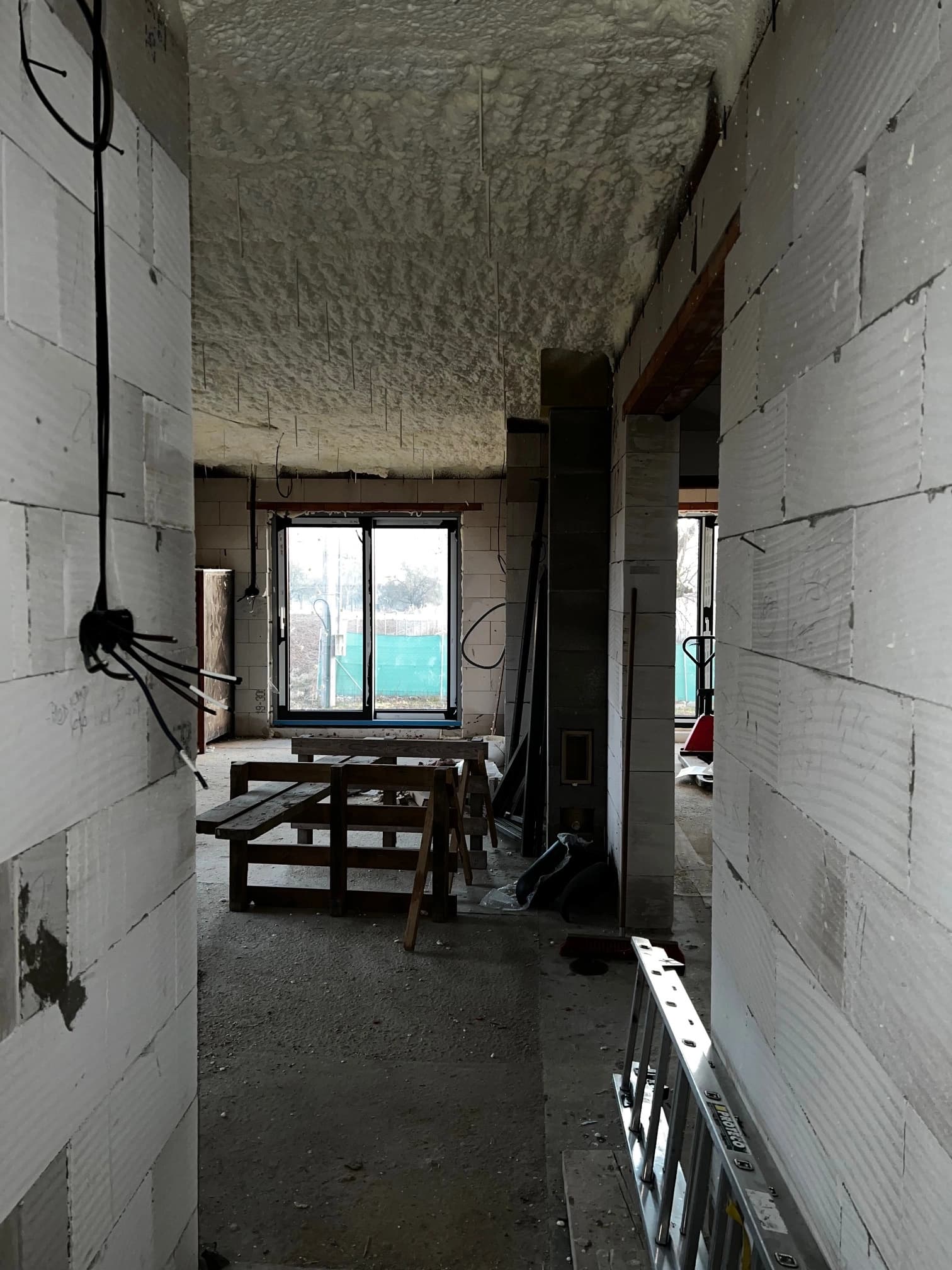 Moderná kancelária v minimalistickom štýle s elegantnými pracovnými stolmi a prírodnými materiálmi.