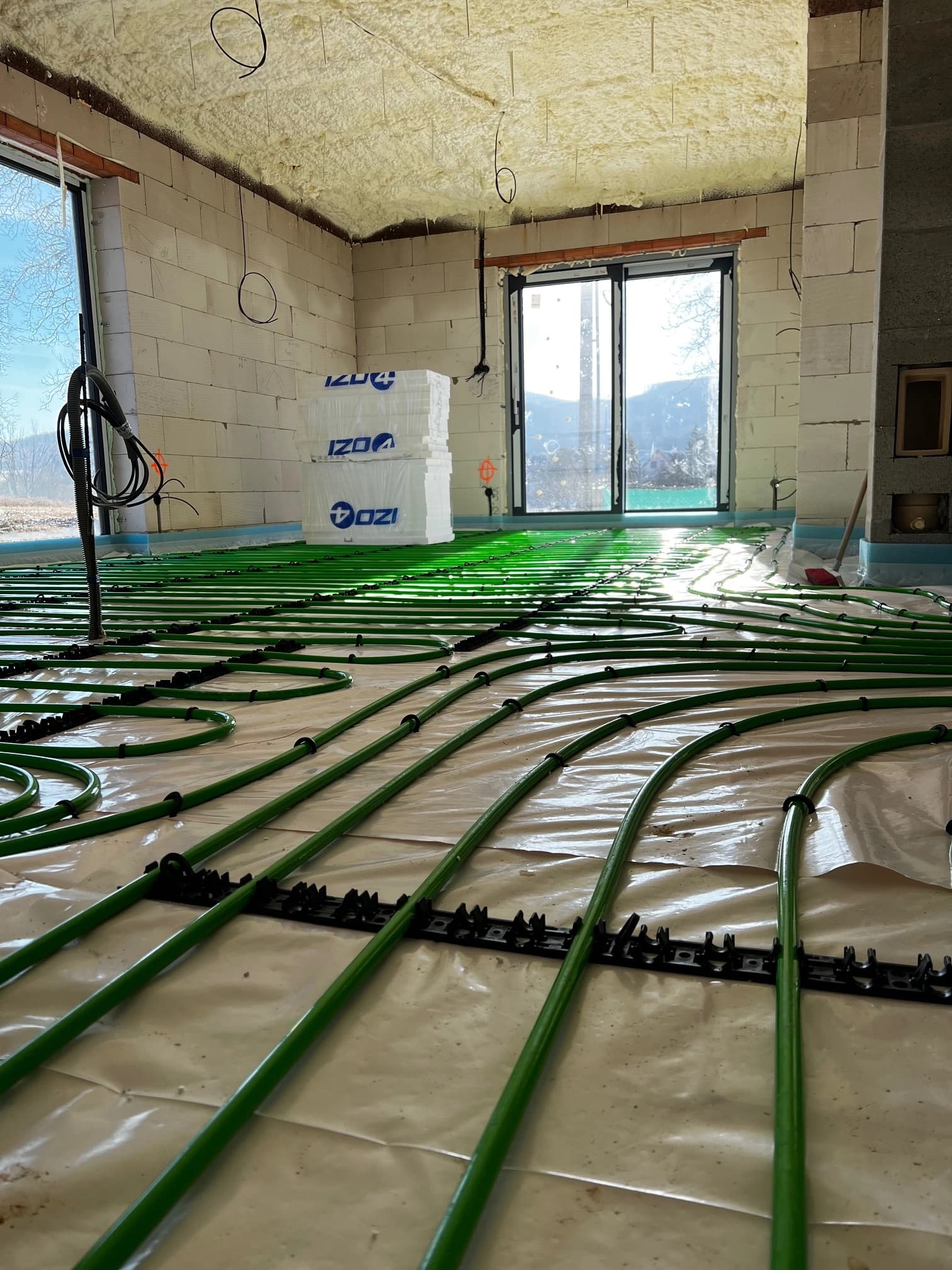 Moderná kancelária v minimalistickom štýle s elegantnými pracovnými stolmi a prírodnými materiálmi.