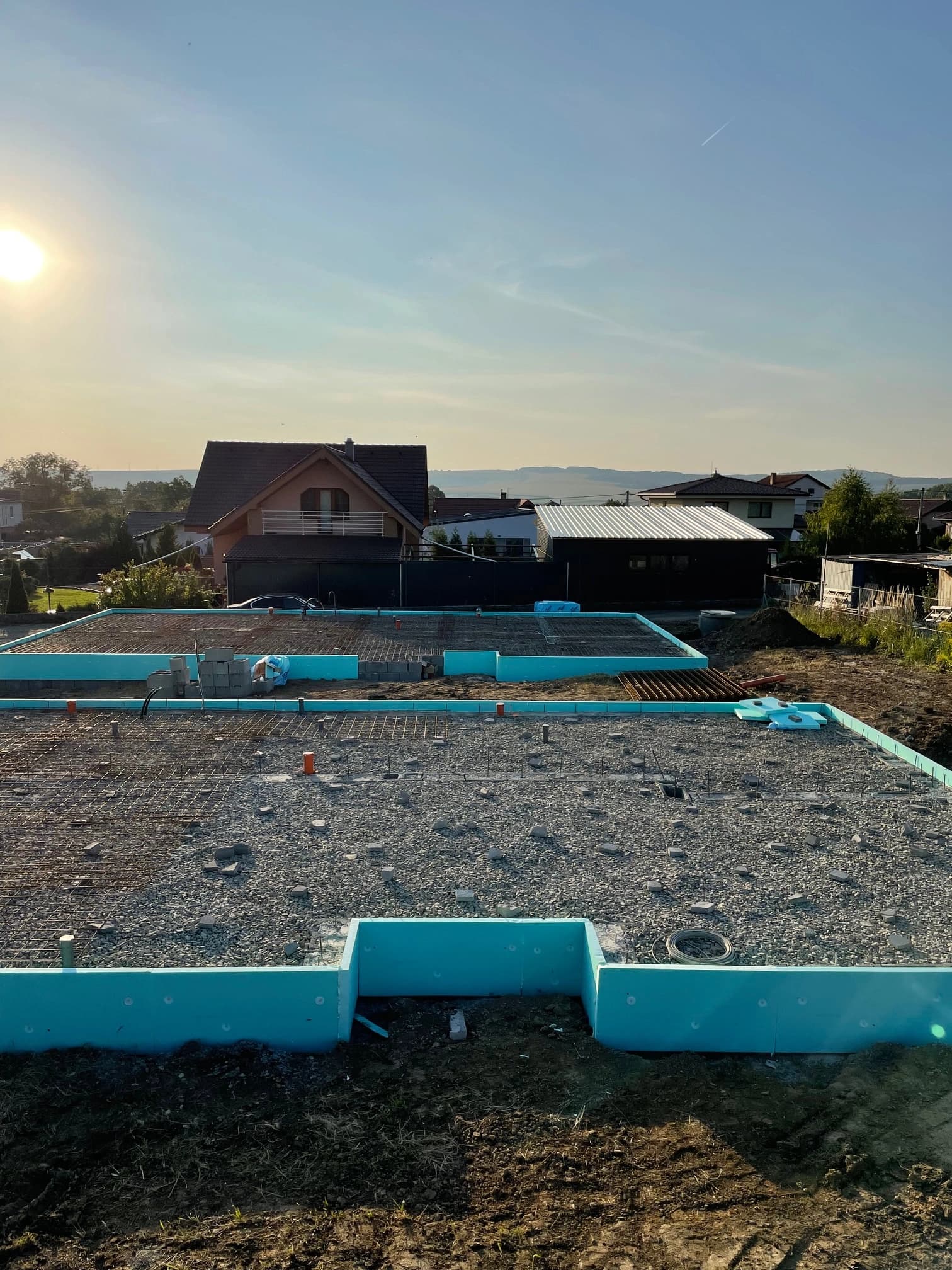 Moderná kancelária v minimalistickom štýle s elegantnými pracovnými stolmi a prírodnými materiálmi.