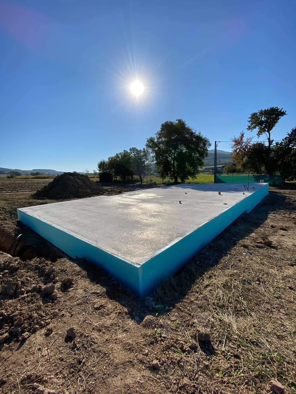 Moderná kancelária v minimalistickom štýle s elegantnými pracovnými stolmi a prírodnými materiálmi.