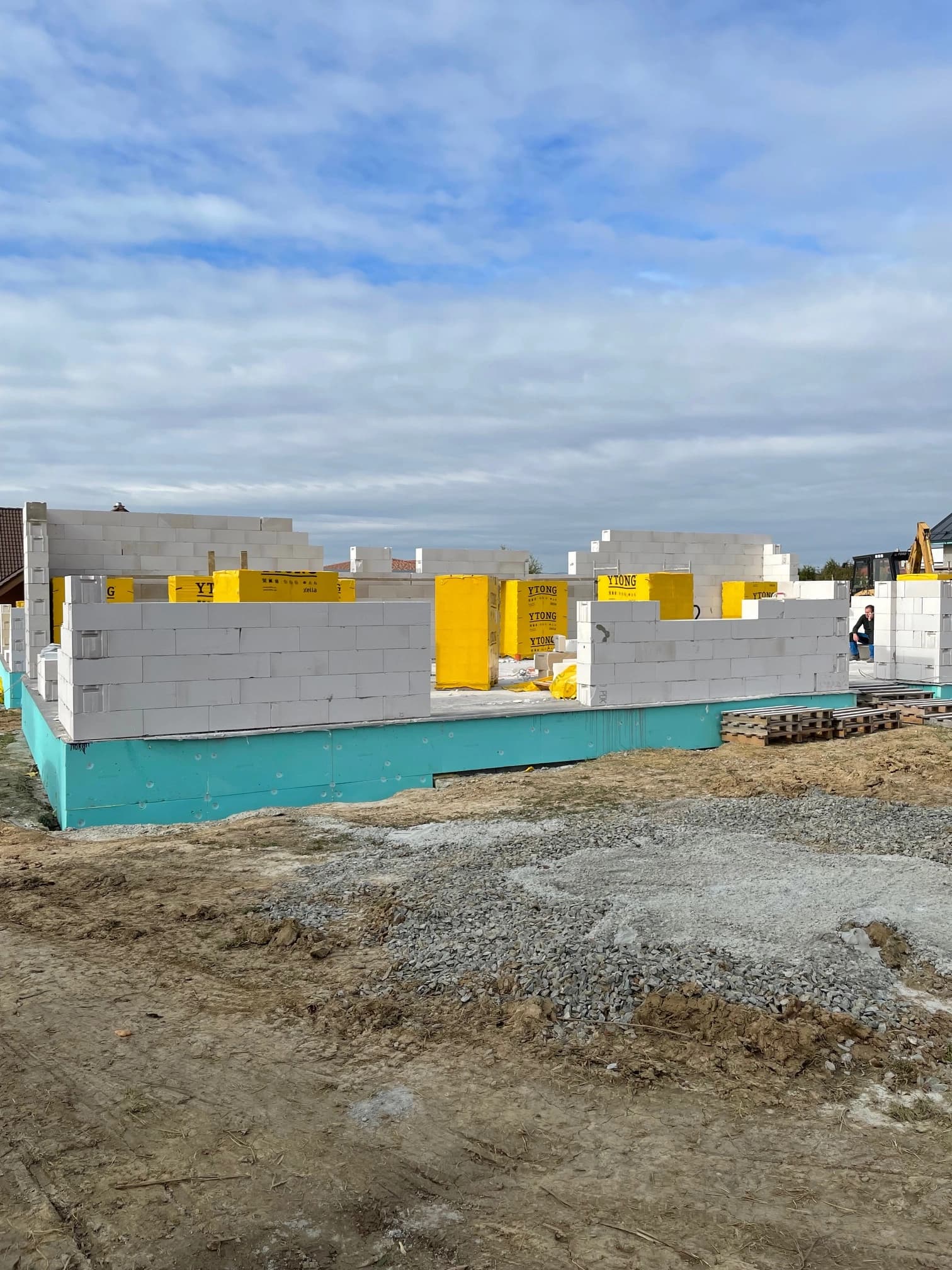 Moderná kancelária v minimalistickom štýle s elegantnými pracovnými stolmi a prírodnými materiálmi.