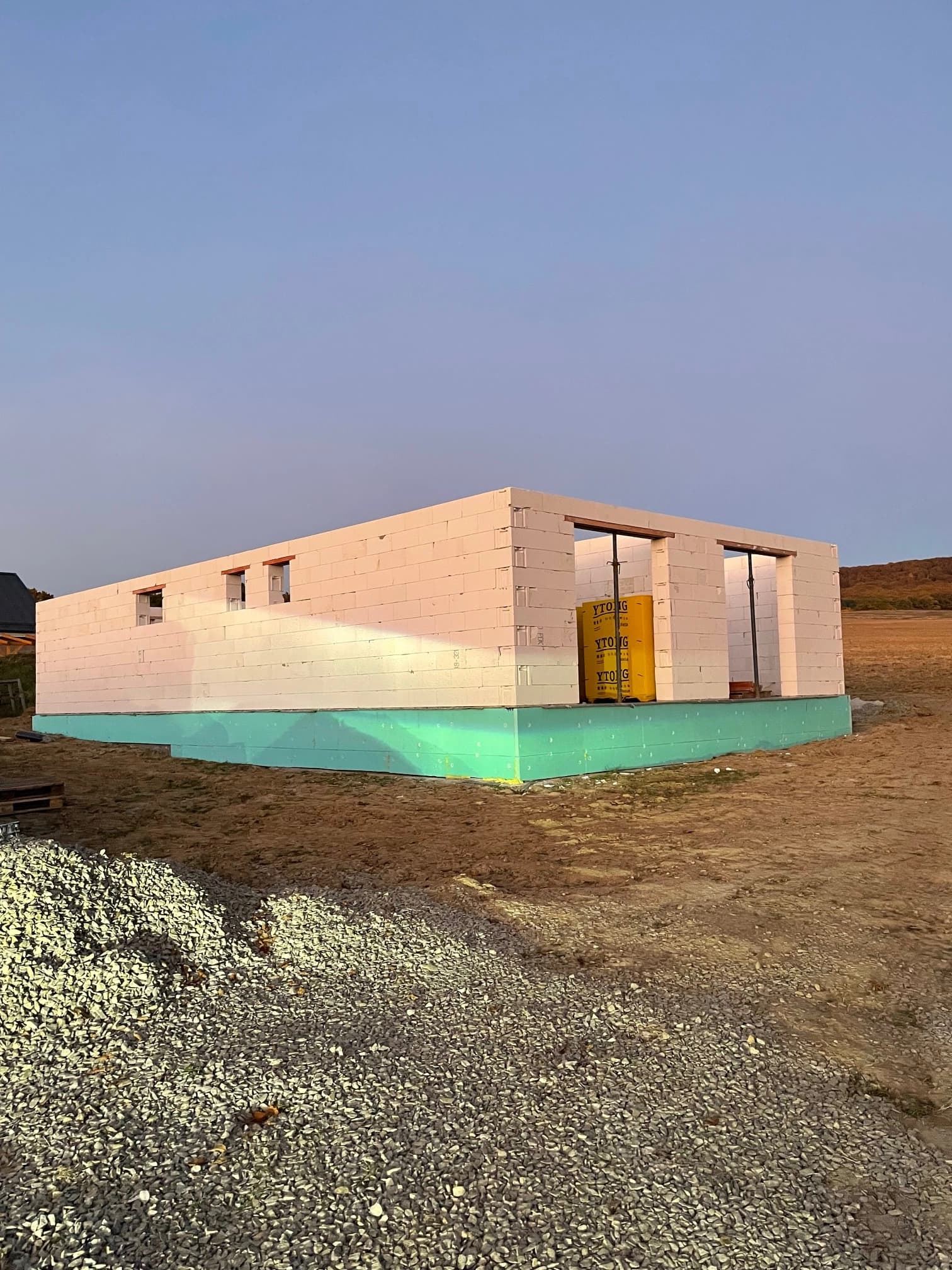 Moderná kancelária v minimalistickom štýle s elegantnými pracovnými stolmi a prírodnými materiálmi.