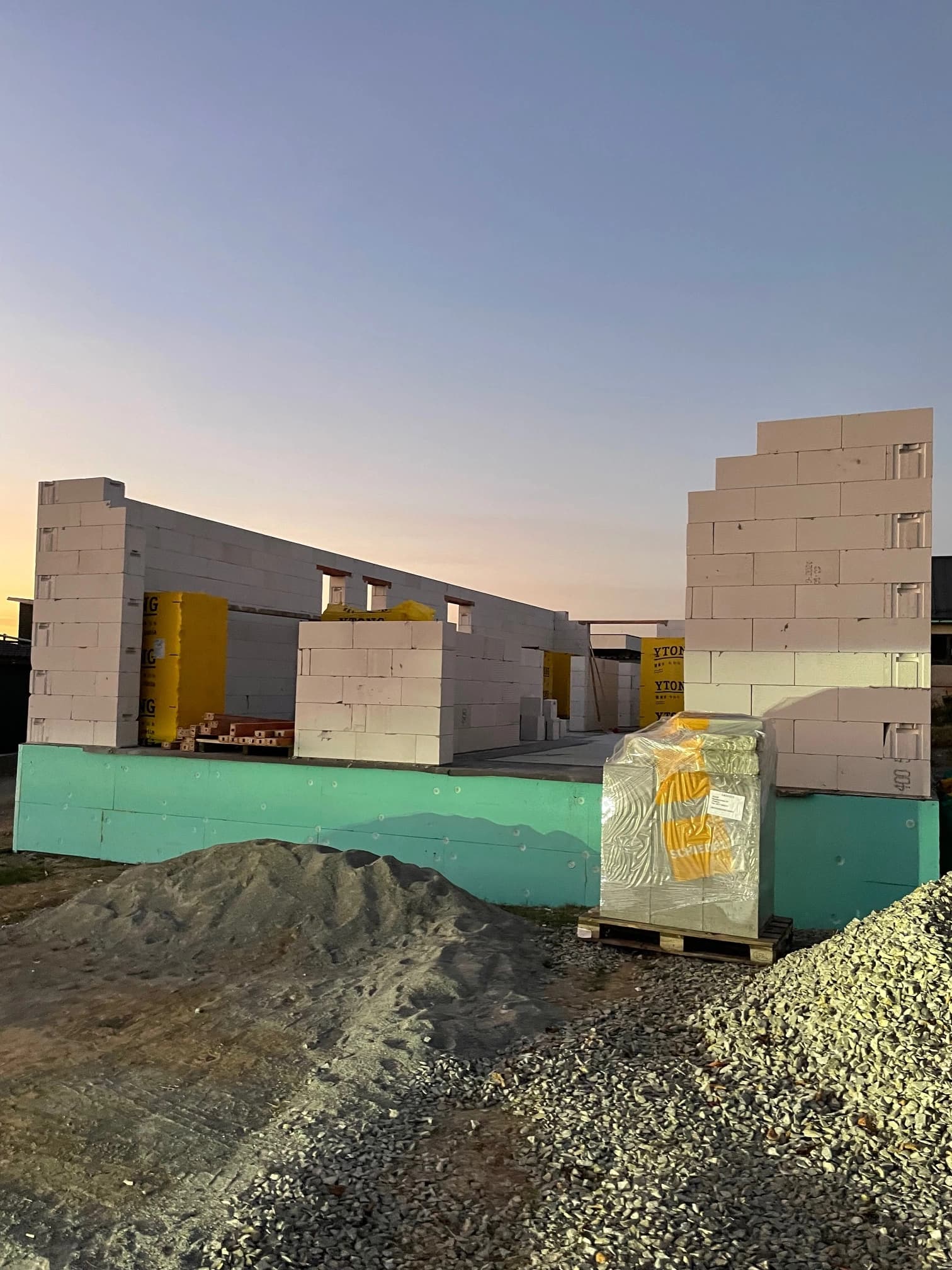 Moderná kancelária v minimalistickom štýle s elegantnými pracovnými stolmi a prírodnými materiálmi.