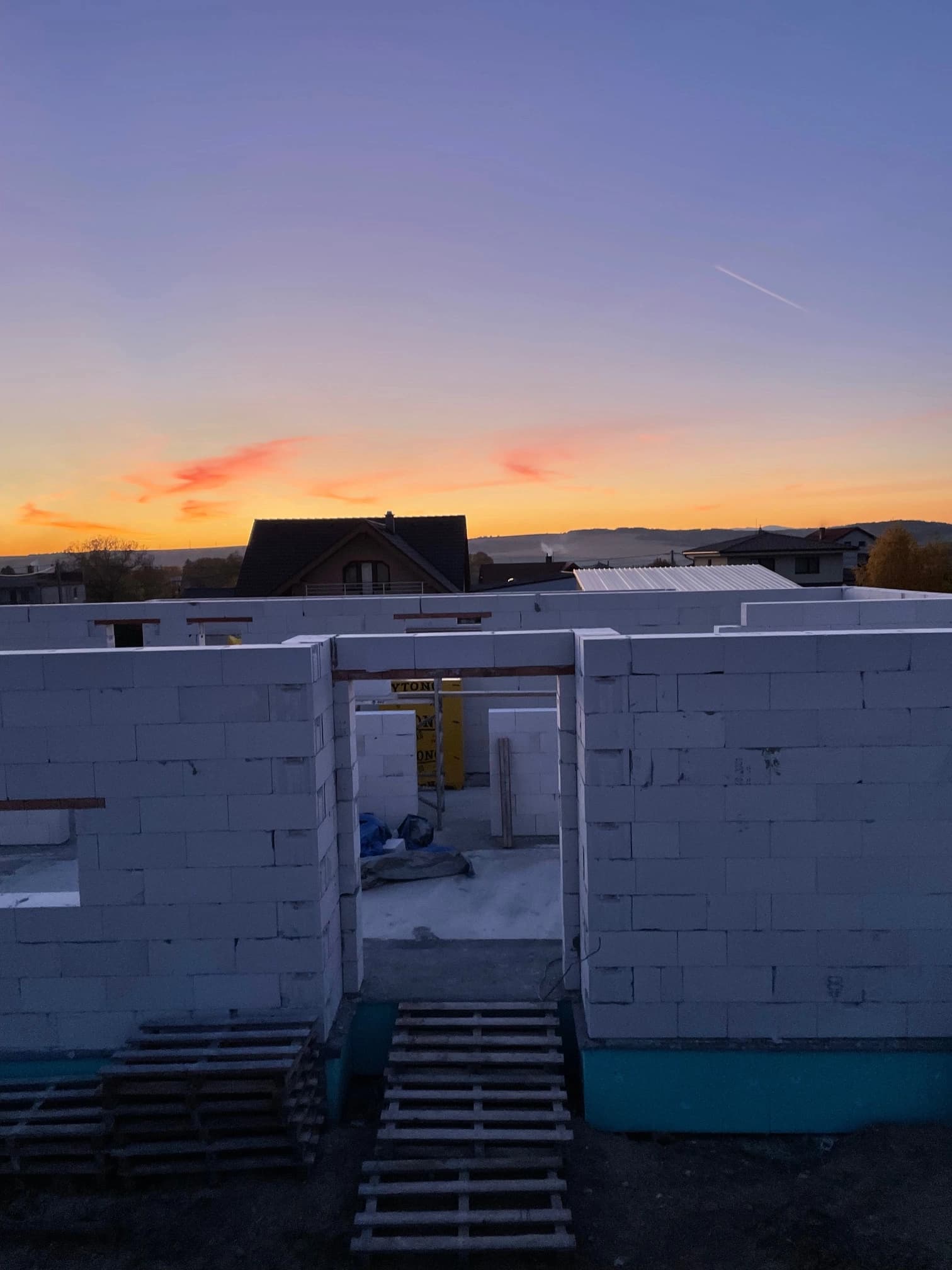 Moderná kancelária v minimalistickom štýle s elegantnými pracovnými stolmi a prírodnými materiálmi.