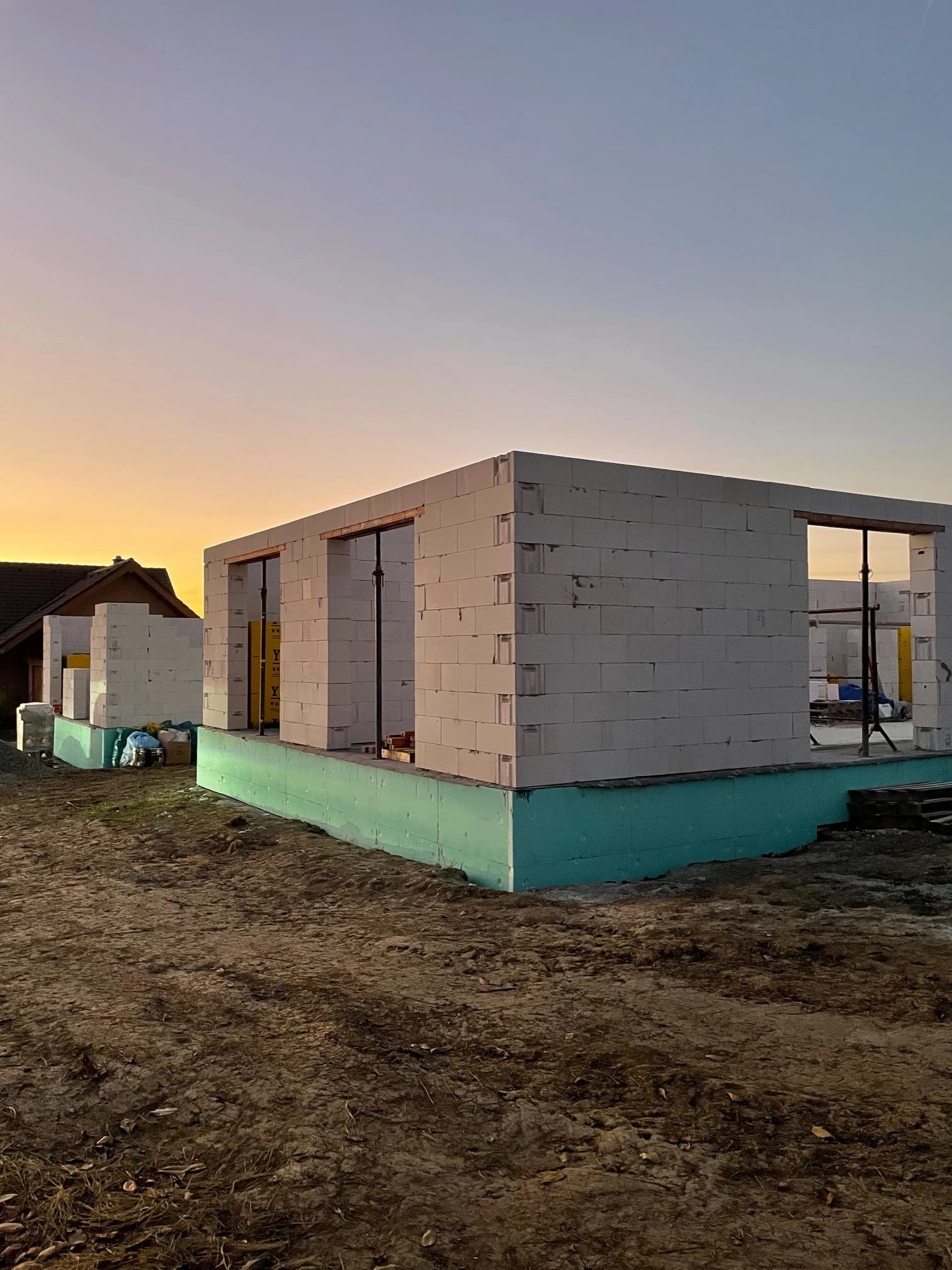 Moderná kancelária v minimalistickom štýle s elegantnými pracovnými stolmi a prírodnými materiálmi.