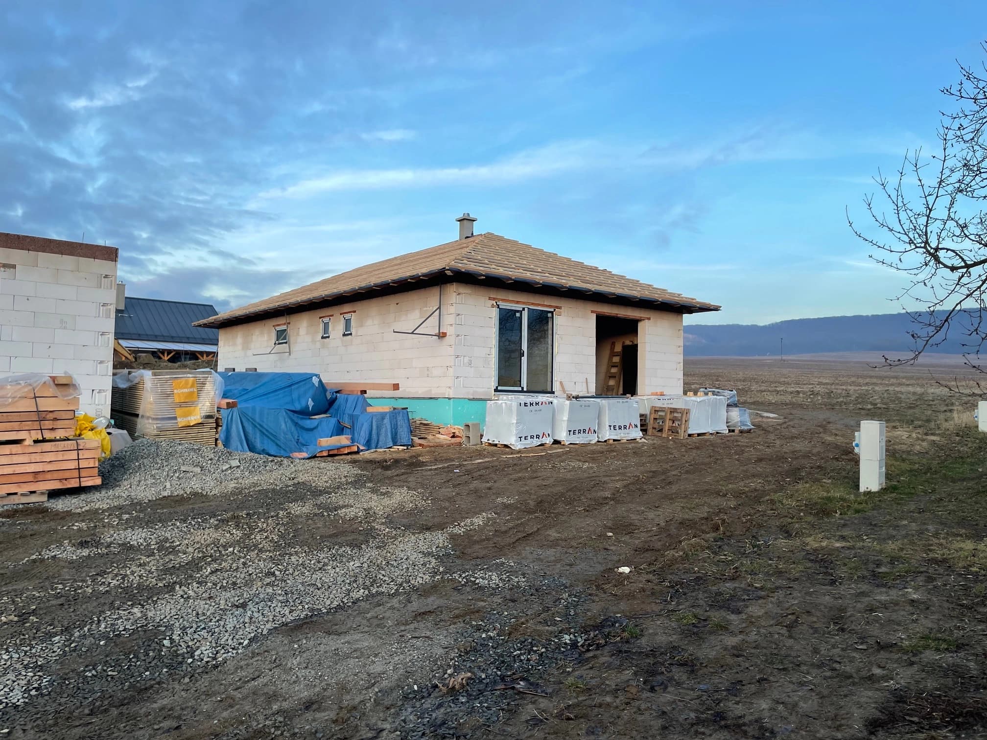 Moderná kancelária v minimalistickom štýle s elegantnými pracovnými stolmi a prírodnými materiálmi.