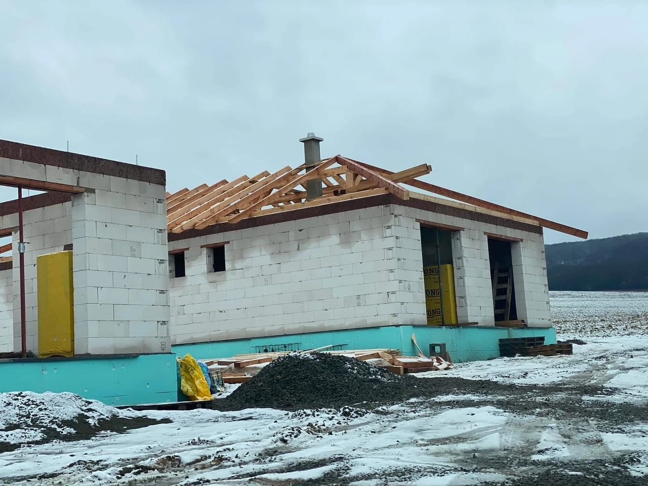 Moderná kancelária v minimalistickom štýle s elegantnými pracovnými stolmi a prírodnými materiálmi.