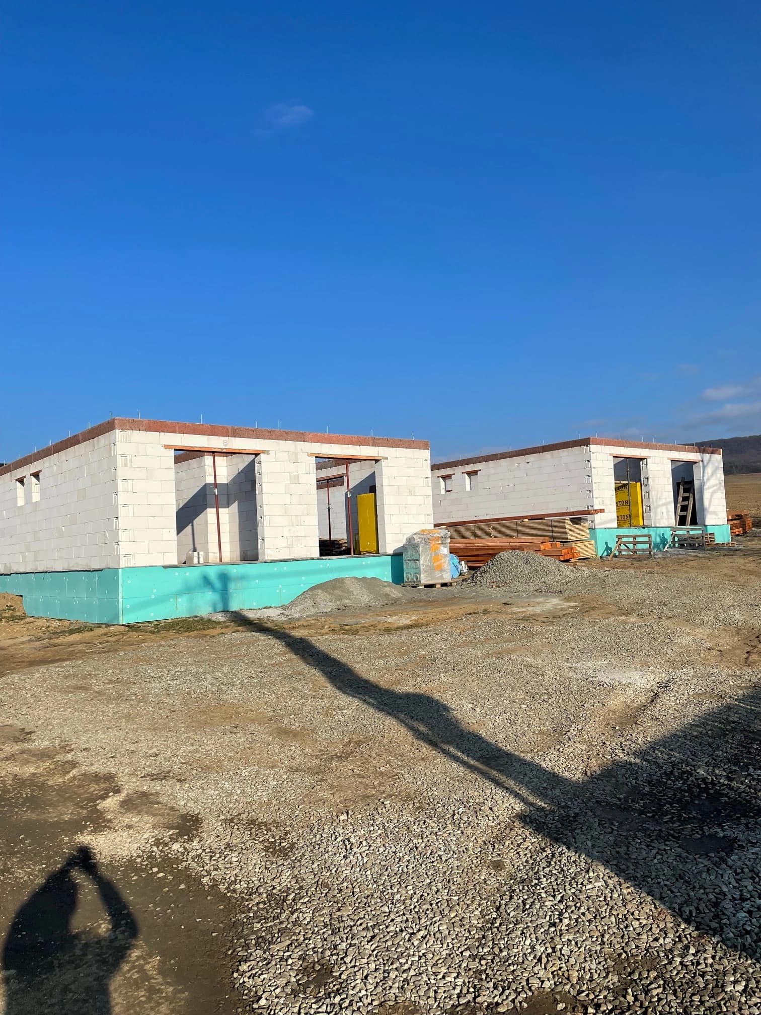 Moderná kancelária v minimalistickom štýle s elegantnými pracovnými stolmi a prírodnými materiálmi.