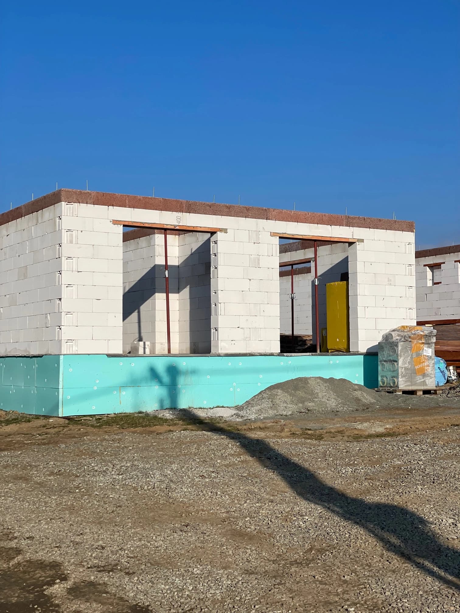 Moderná kancelária v minimalistickom štýle s elegantnými pracovnými stolmi a prírodnými materiálmi.