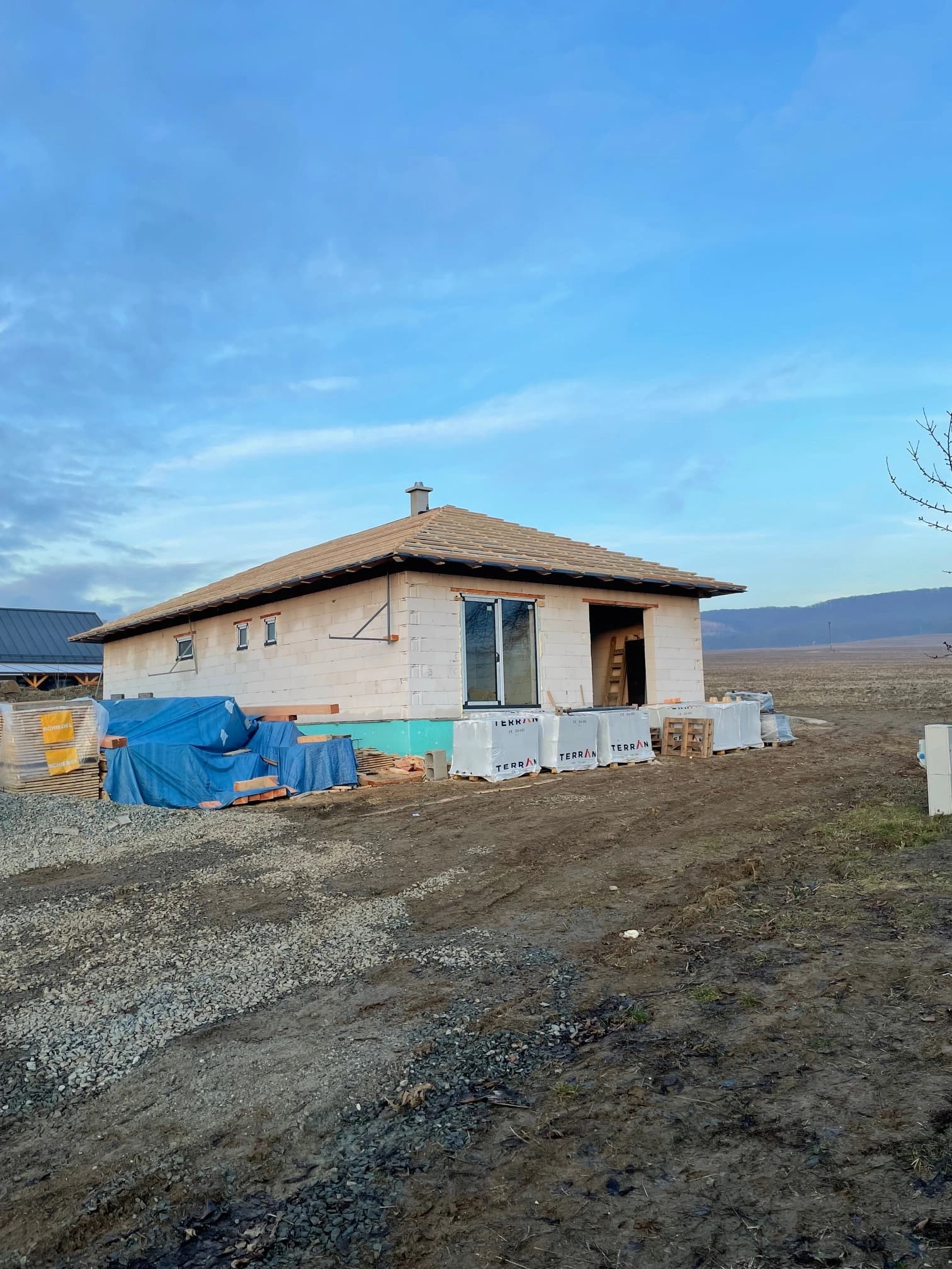 Moderná kancelária v minimalistickom štýle s elegantnými pracovnými stolmi a prírodnými materiálmi.