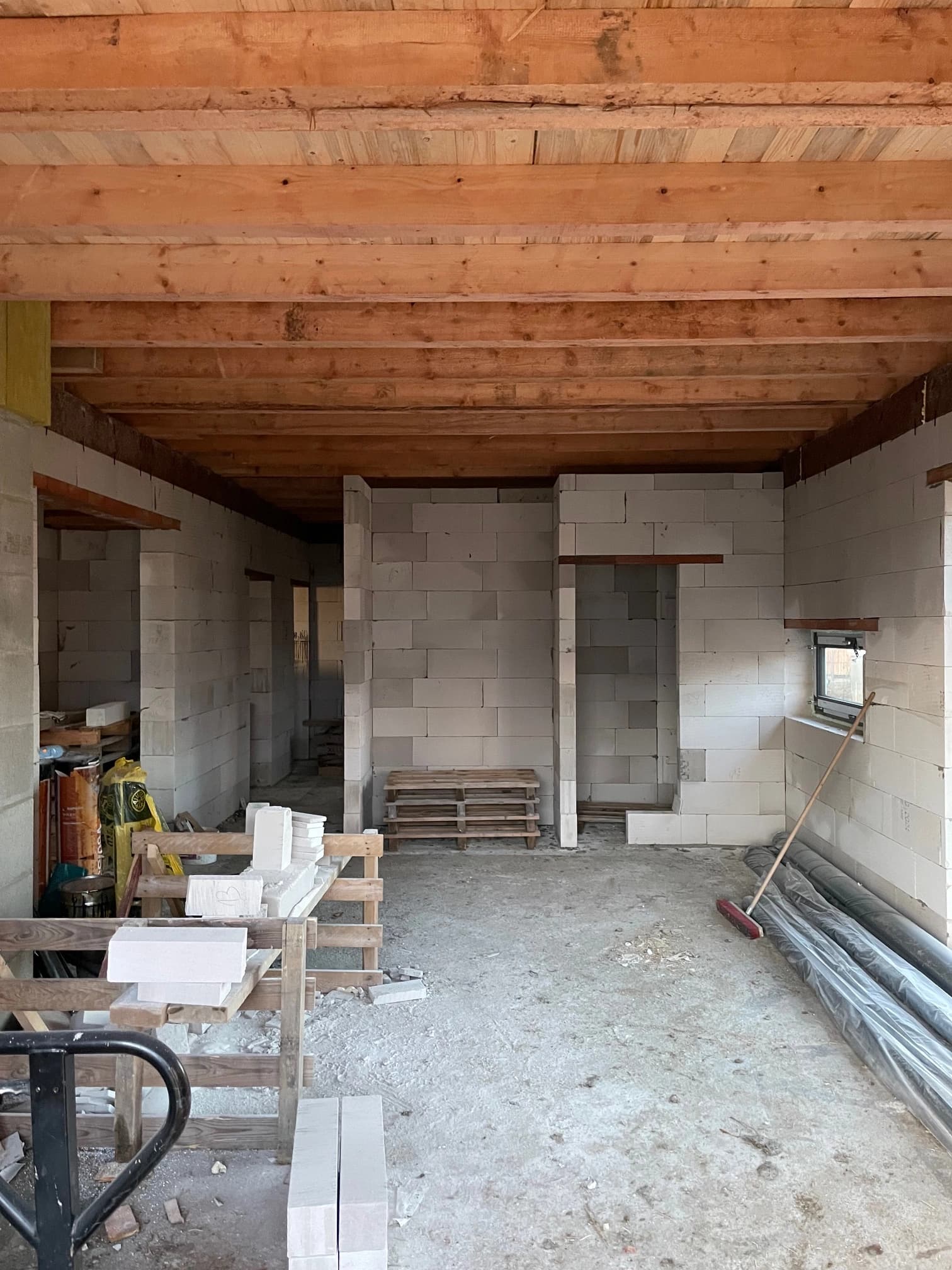 Moderná kancelária v minimalistickom štýle s elegantnými pracovnými stolmi a prírodnými materiálmi.