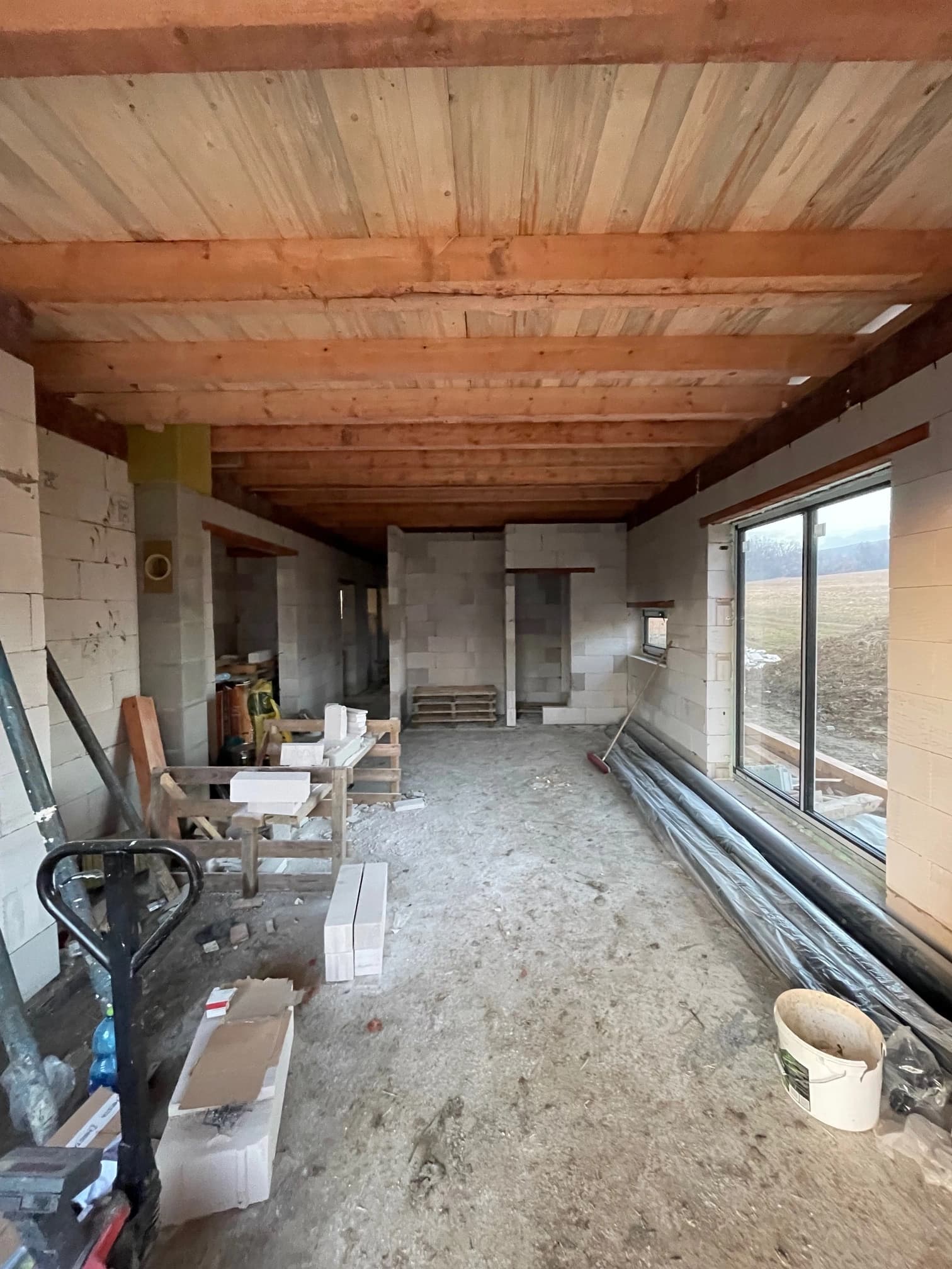 Moderná kancelária v minimalistickom štýle s elegantnými pracovnými stolmi a prírodnými materiálmi.