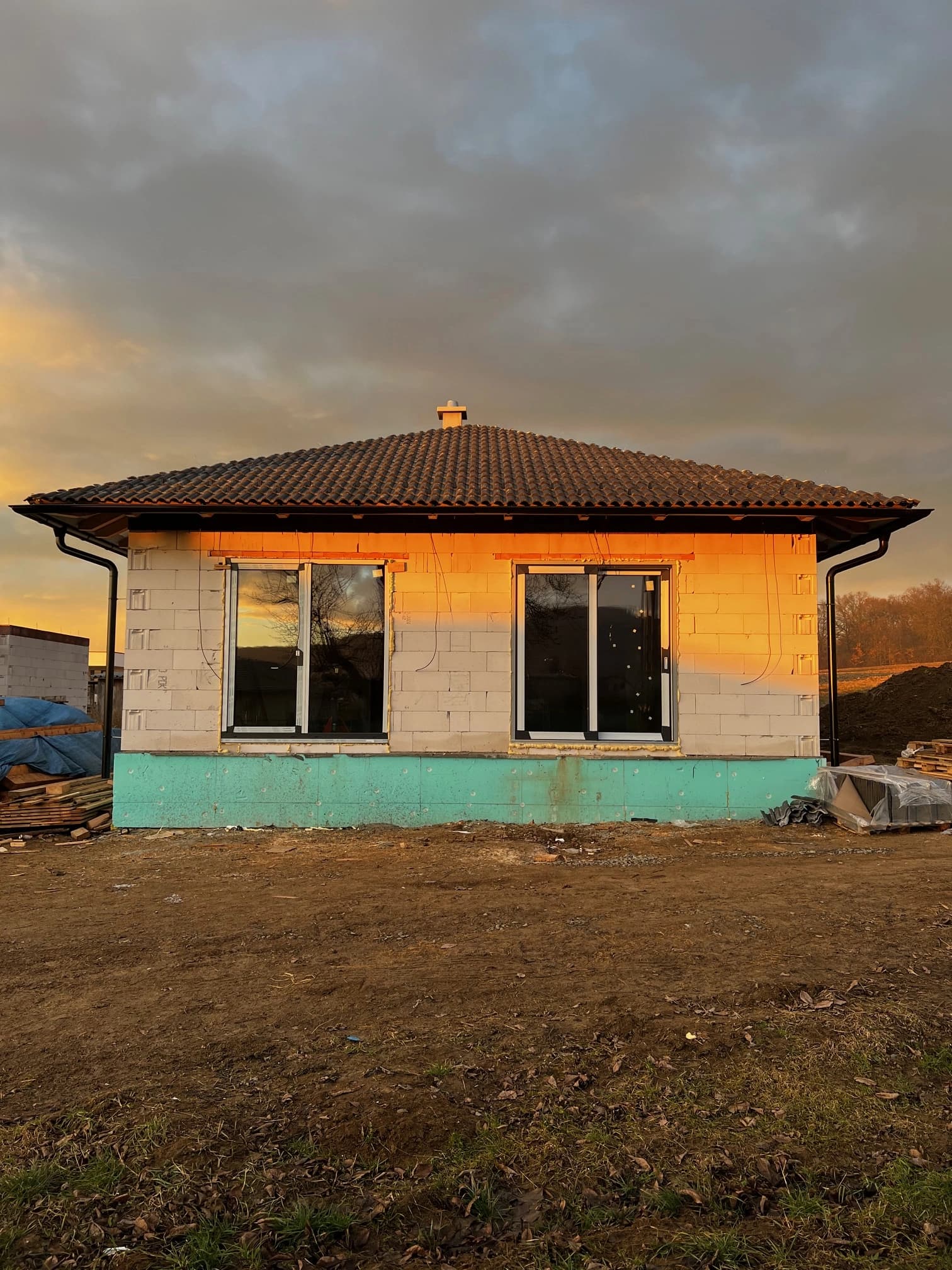 Moderná kancelária v minimalistickom štýle s elegantnými pracovnými stolmi a prírodnými materiálmi.