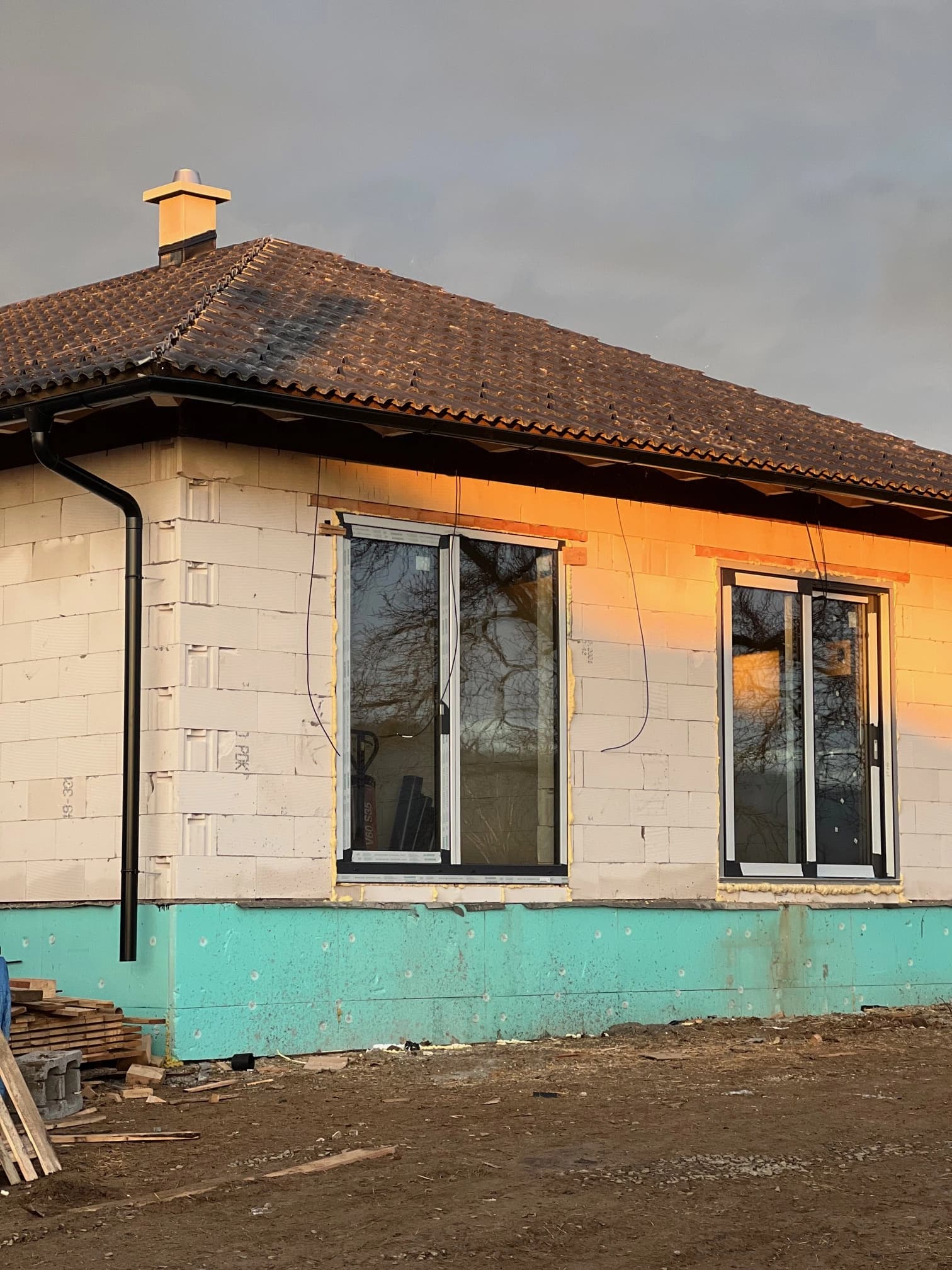 Moderná kancelária v minimalistickom štýle s elegantnými pracovnými stolmi a prírodnými materiálmi.