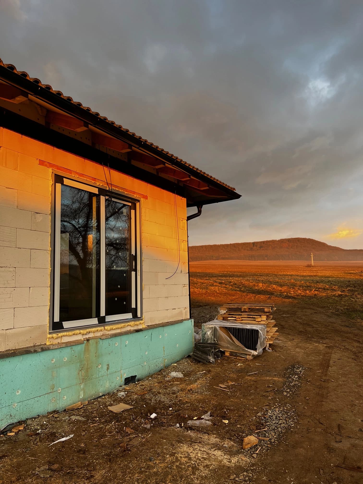 Moderná kancelária v minimalistickom štýle s elegantnými pracovnými stolmi a prírodnými materiálmi.