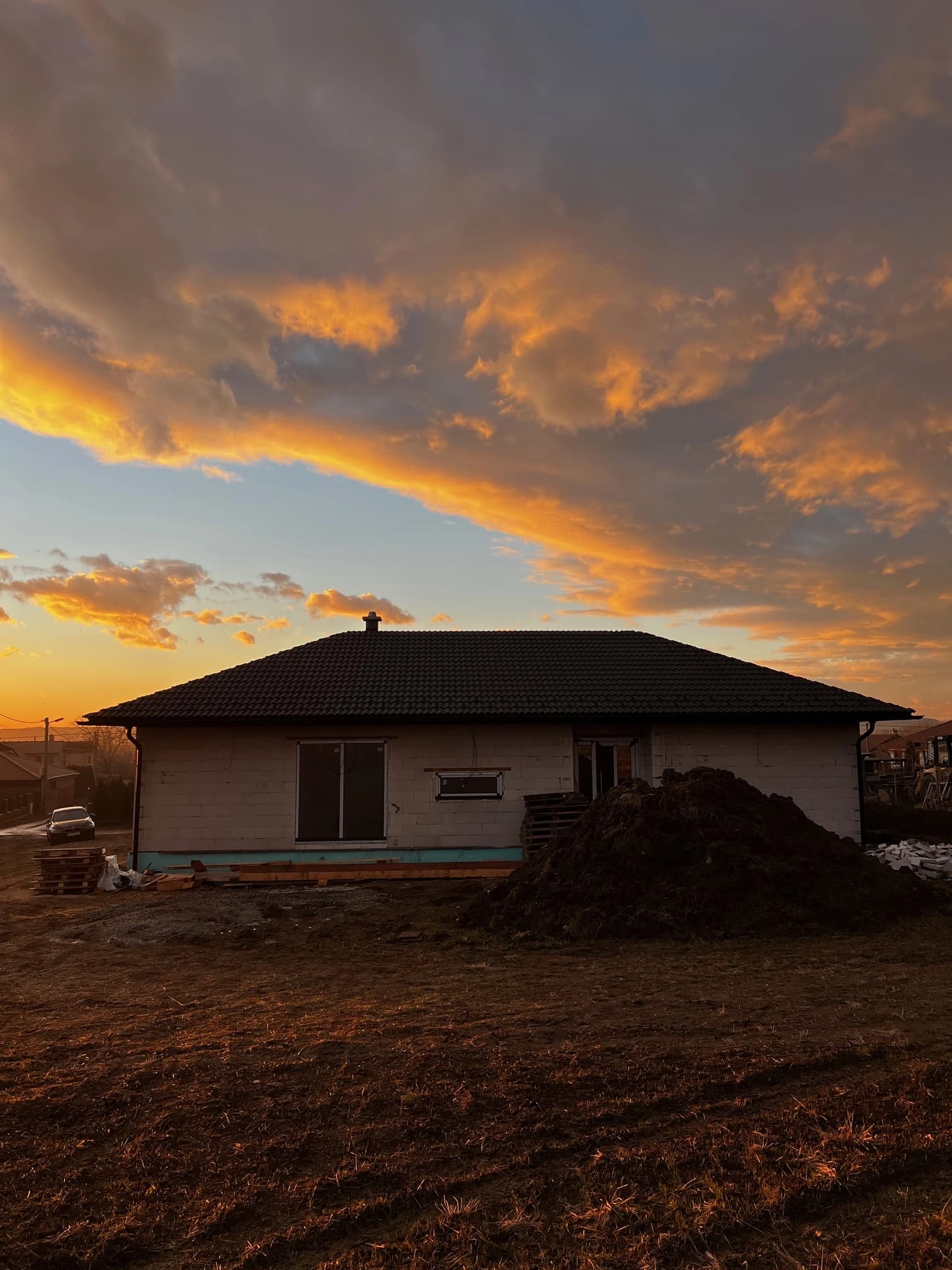 Moderná kancelária v minimalistickom štýle s elegantnými pracovnými stolmi a prírodnými materiálmi.