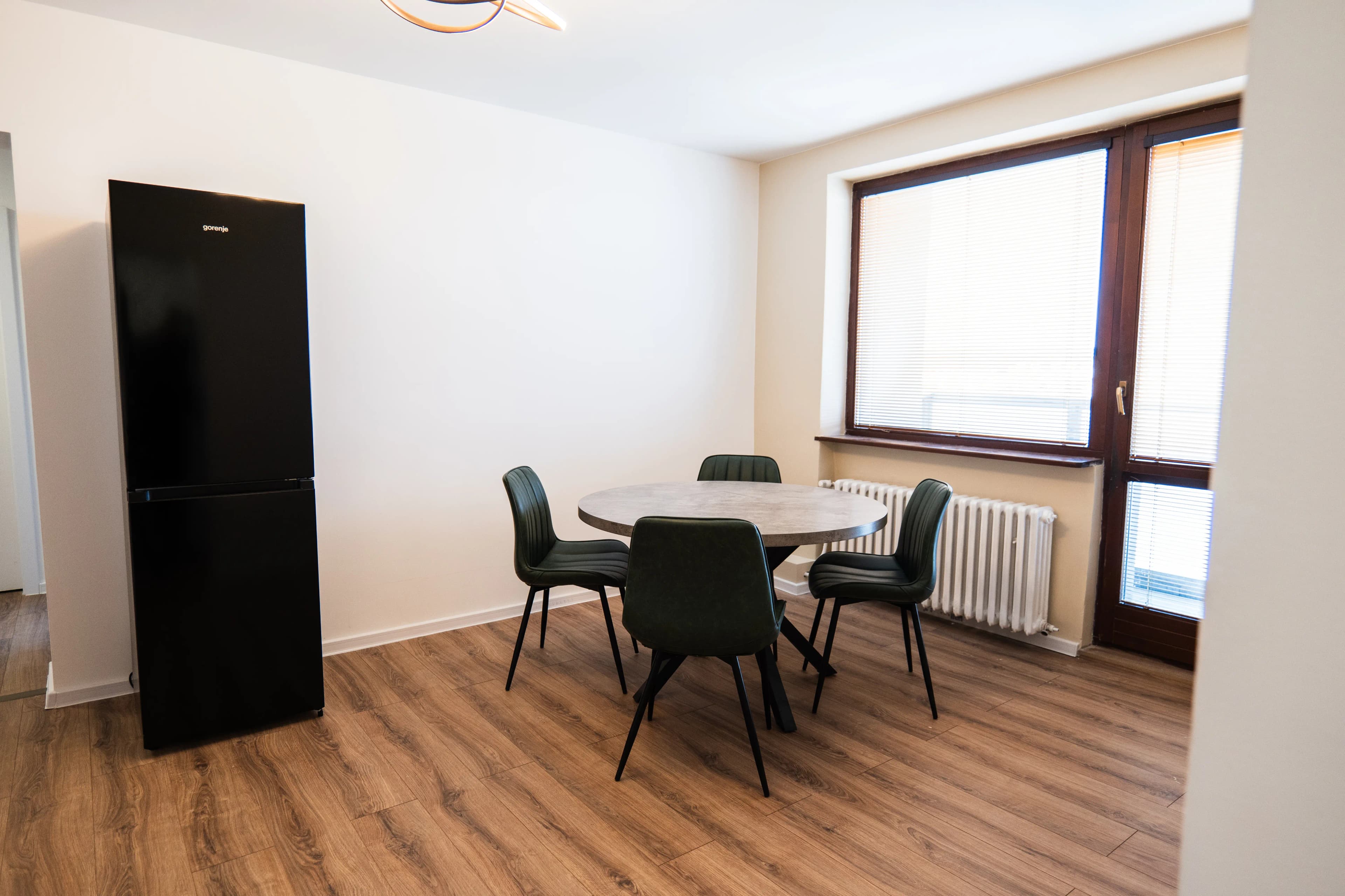 Moderná kancelária v minimalistickom štýle s elegantnými pracovnými stolmi a prírodnými materiálmi.