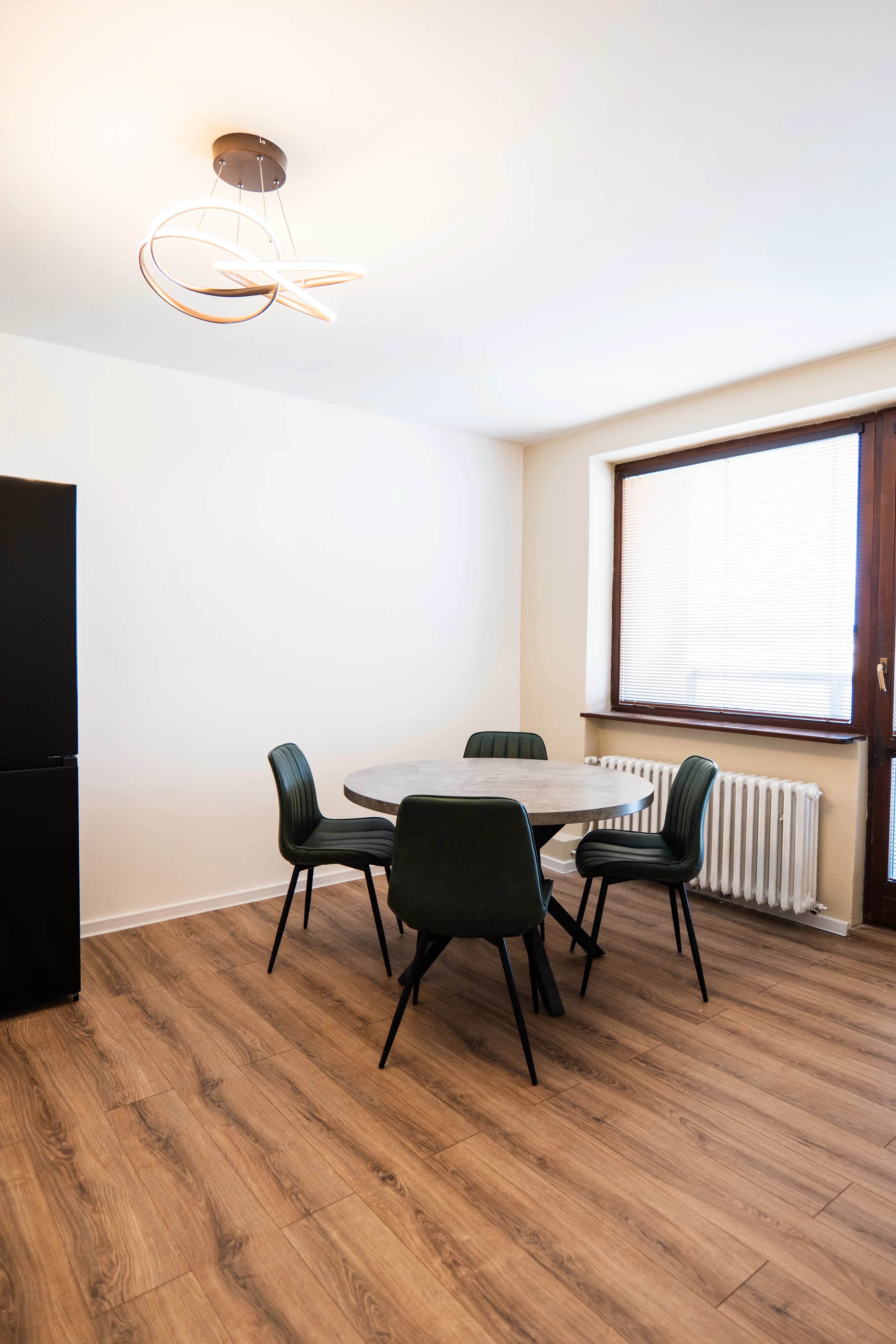 Moderná kancelária v minimalistickom štýle s elegantnými pracovnými stolmi a prírodnými materiálmi.