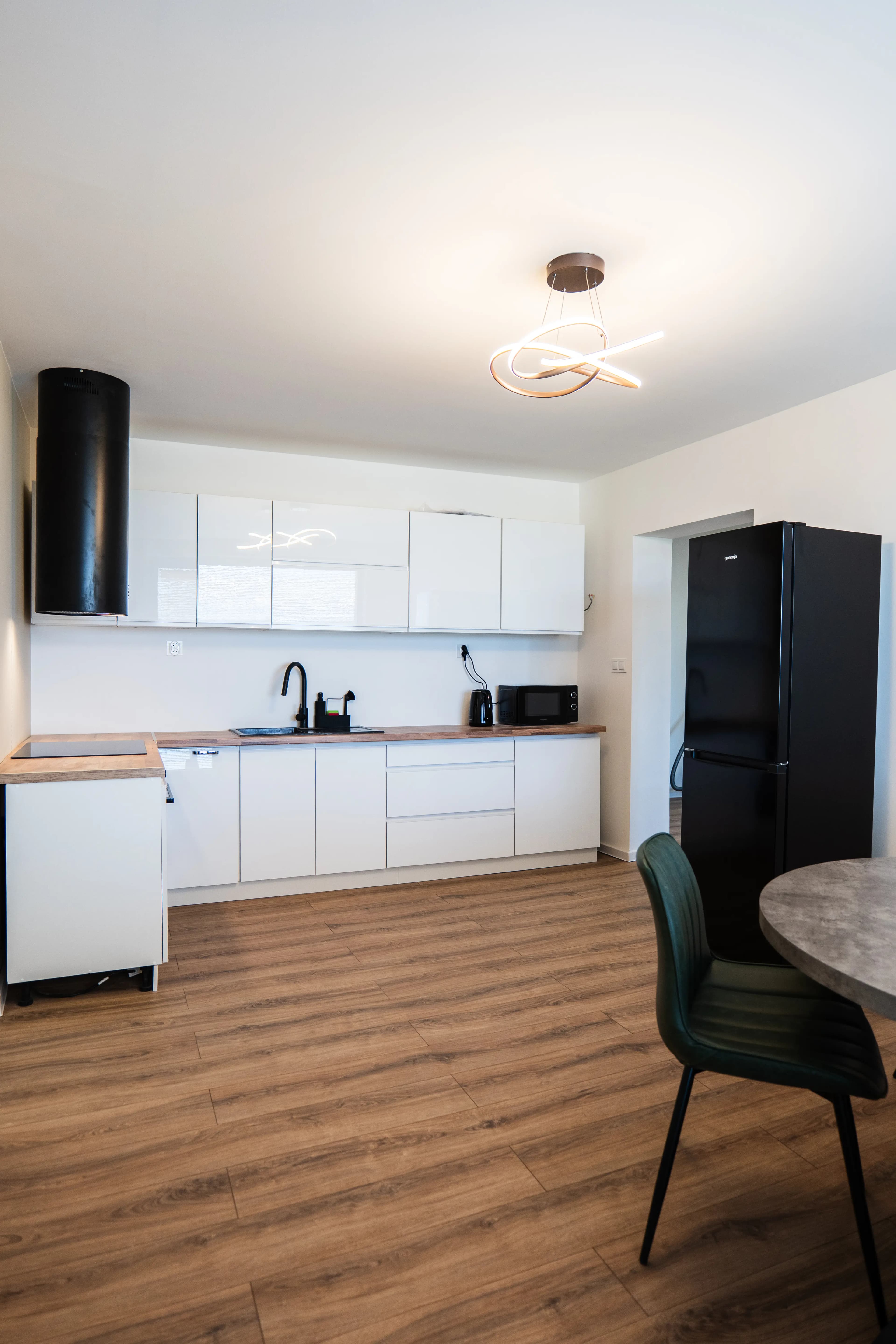 Moderná kancelária v minimalistickom štýle s elegantnými pracovnými stolmi a prírodnými materiálmi.