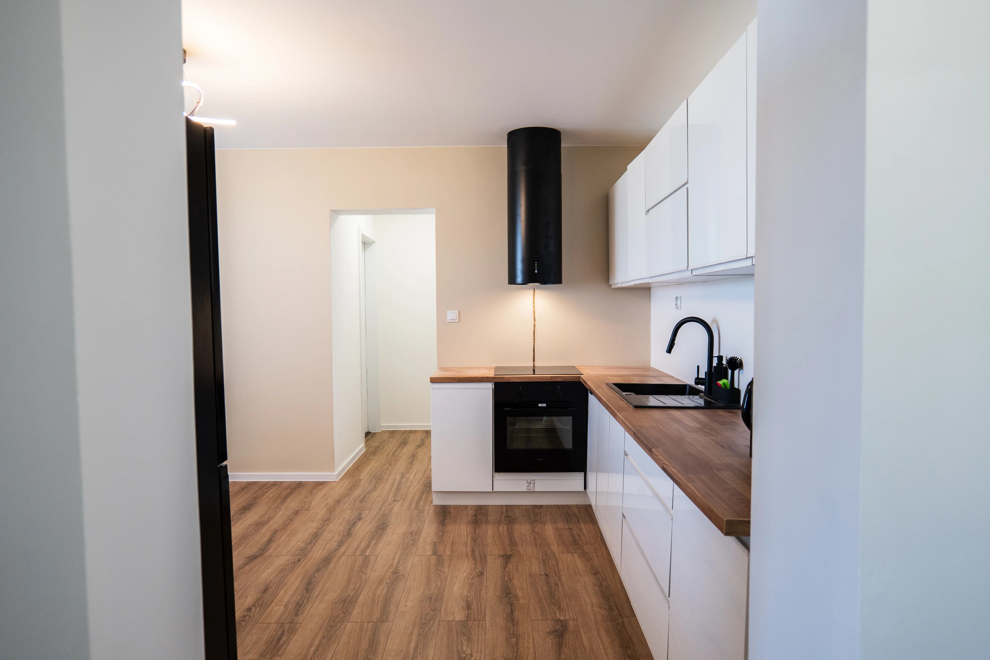 Moderná kancelária v minimalistickom štýle s elegantnými pracovnými stolmi a prírodnými materiálmi.