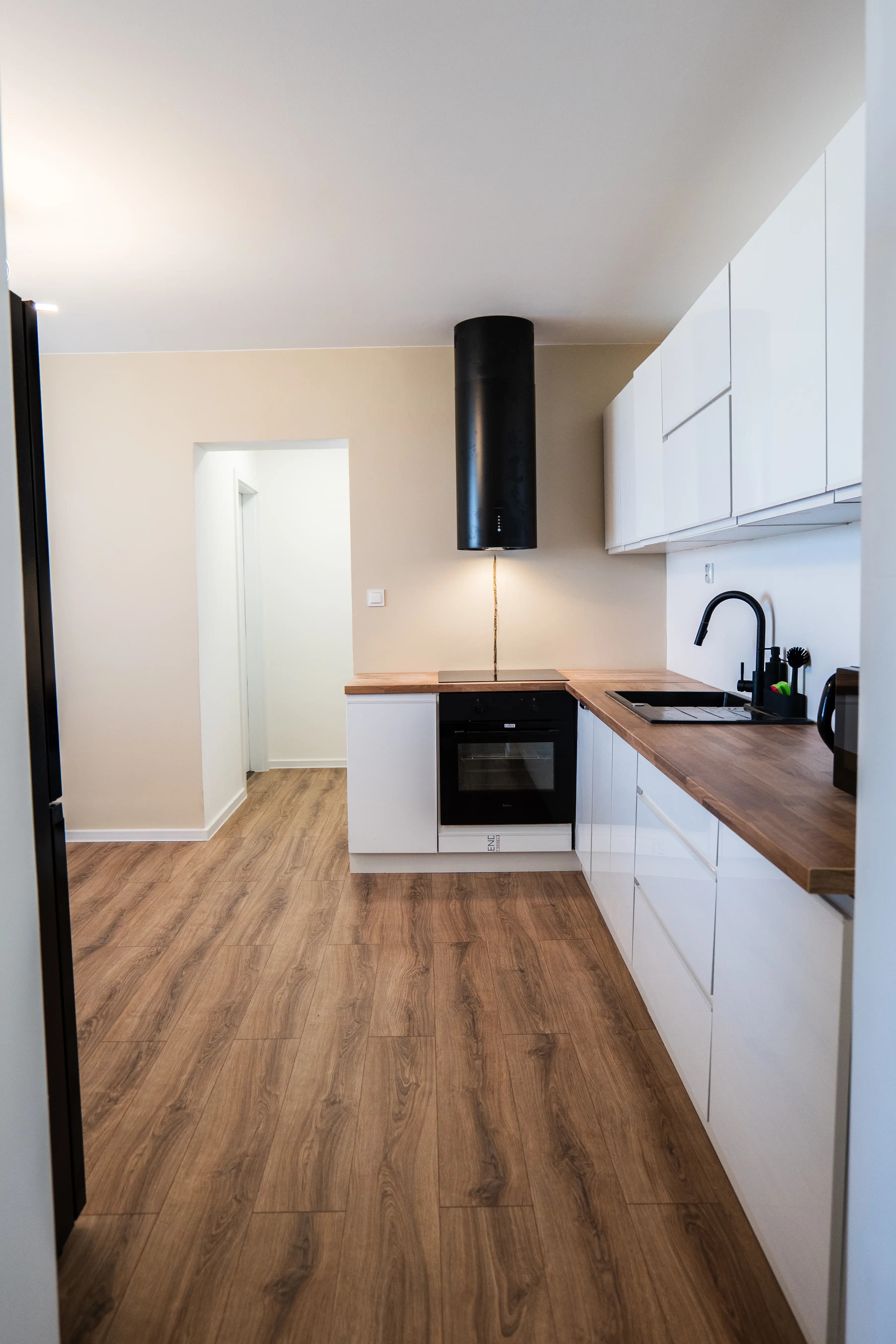 Moderná kancelária v minimalistickom štýle s elegantnými pracovnými stolmi a prírodnými materiálmi.