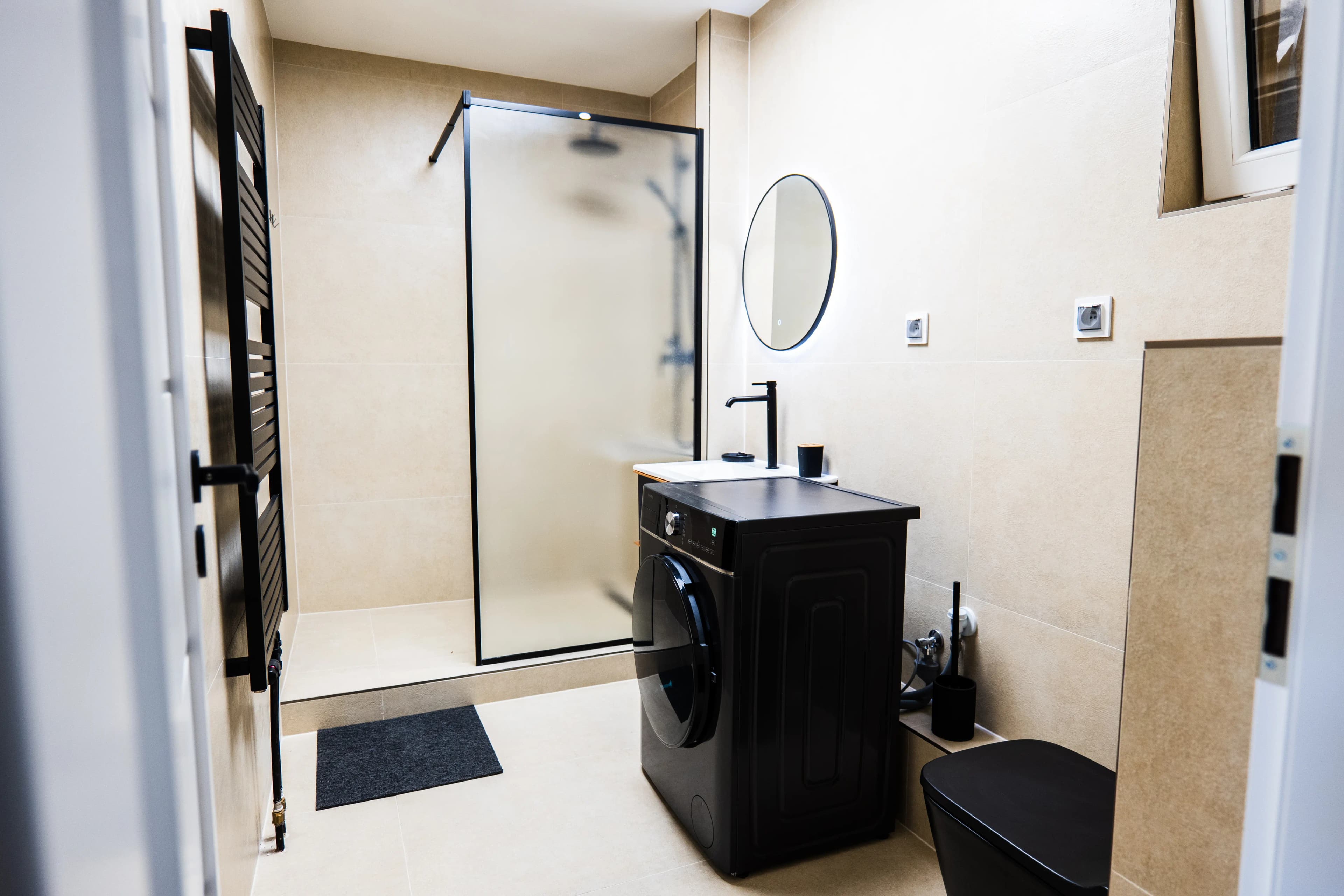 Moderná kancelária v minimalistickom štýle s elegantnými pracovnými stolmi a prírodnými materiálmi.