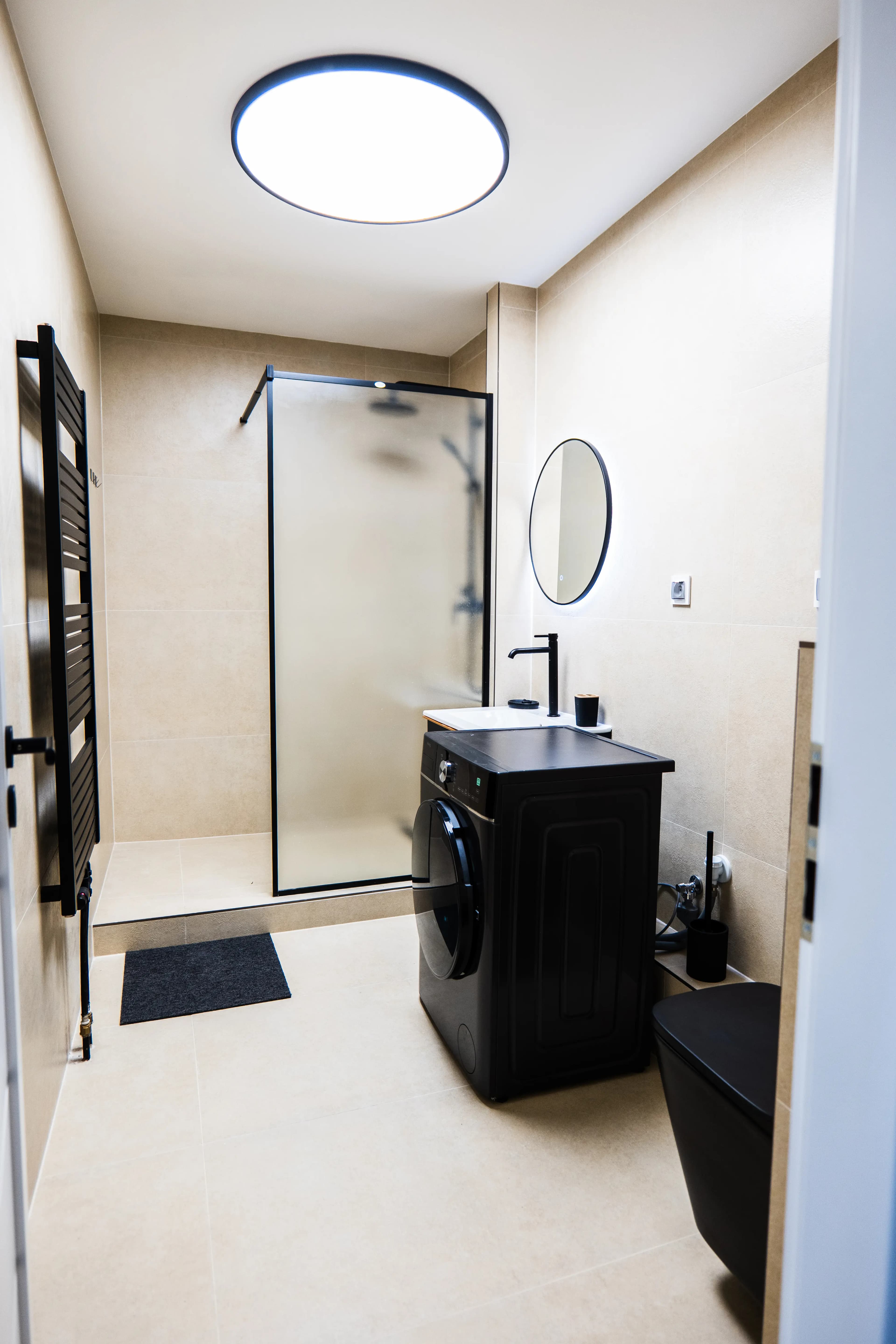 Moderná kancelária v minimalistickom štýle s elegantnými pracovnými stolmi a prírodnými materiálmi.