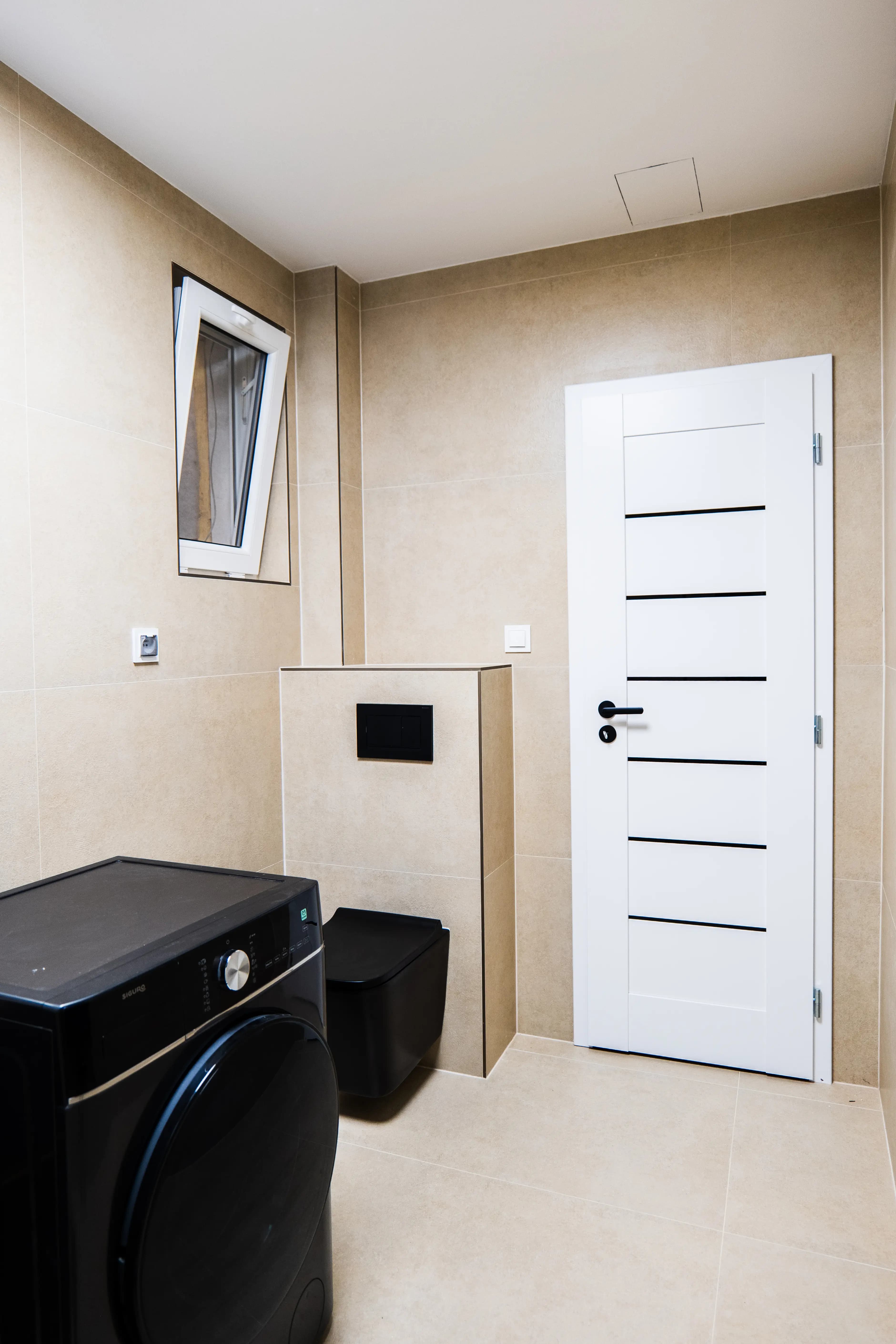 Moderná kancelária v minimalistickom štýle s elegantnými pracovnými stolmi a prírodnými materiálmi.