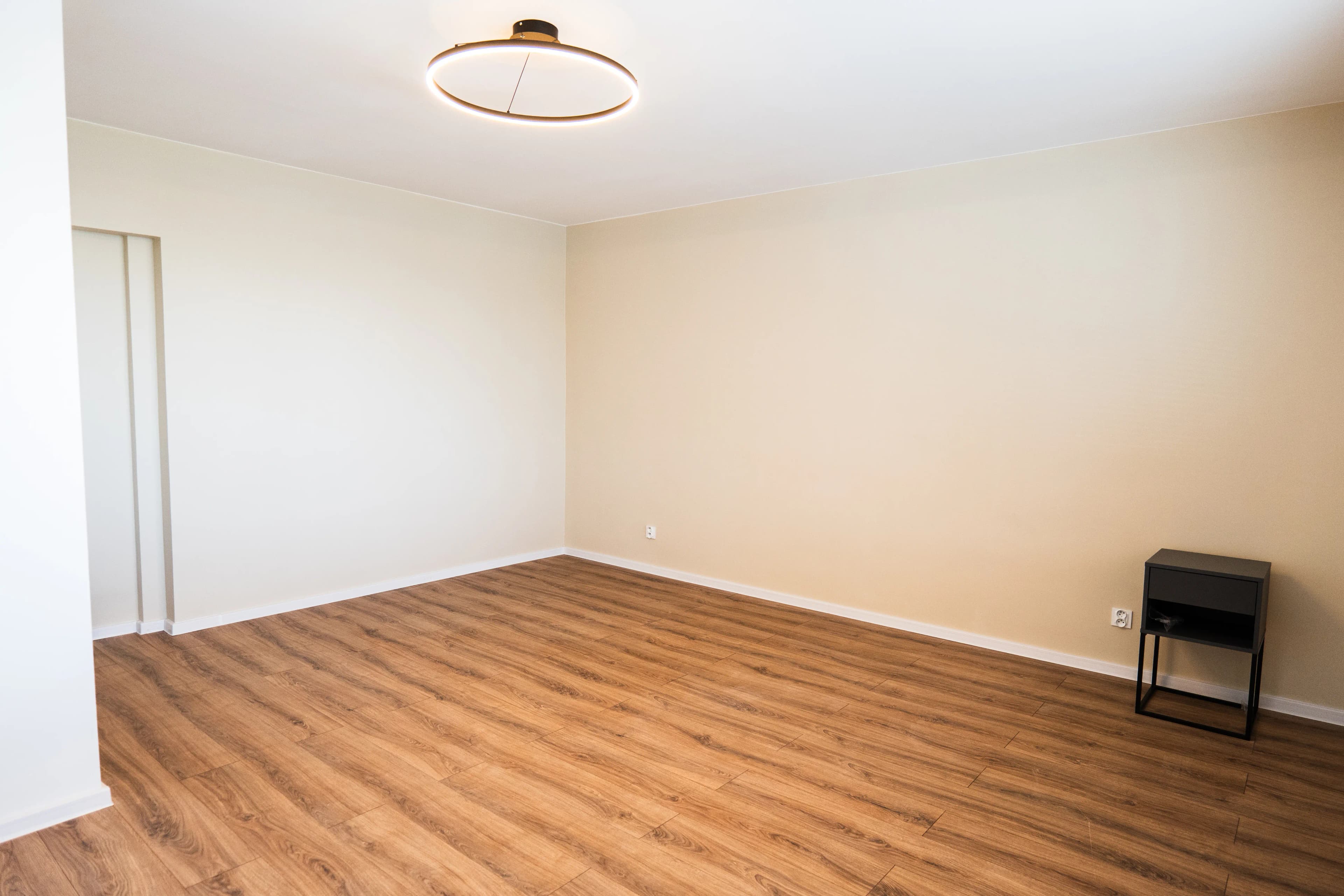 Moderná kancelária v minimalistickom štýle s elegantnými pracovnými stolmi a prírodnými materiálmi.