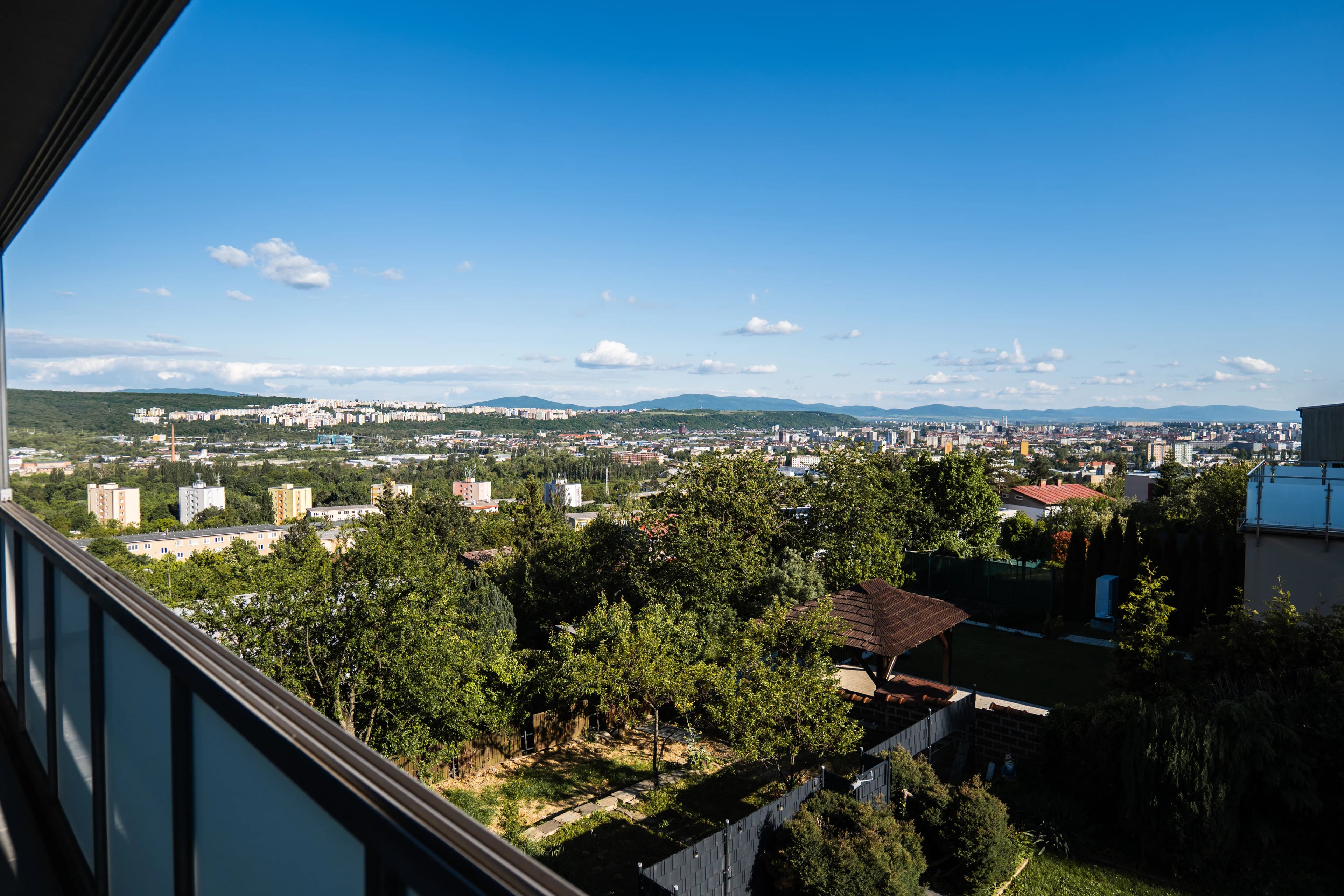 Moderná kancelária v minimalistickom štýle s elegantnými pracovnými stolmi a prírodnými materiálmi.