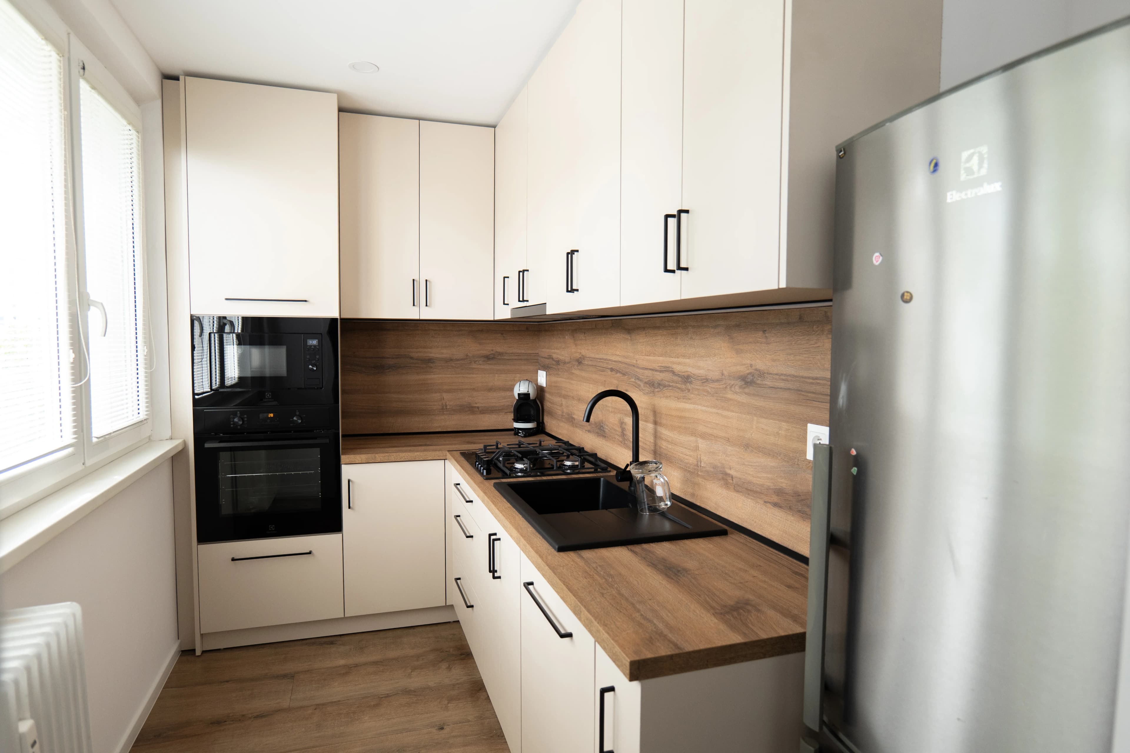 Moderná kancelária v minimalistickom štýle s elegantnými pracovnými stolmi a prírodnými materiálmi.