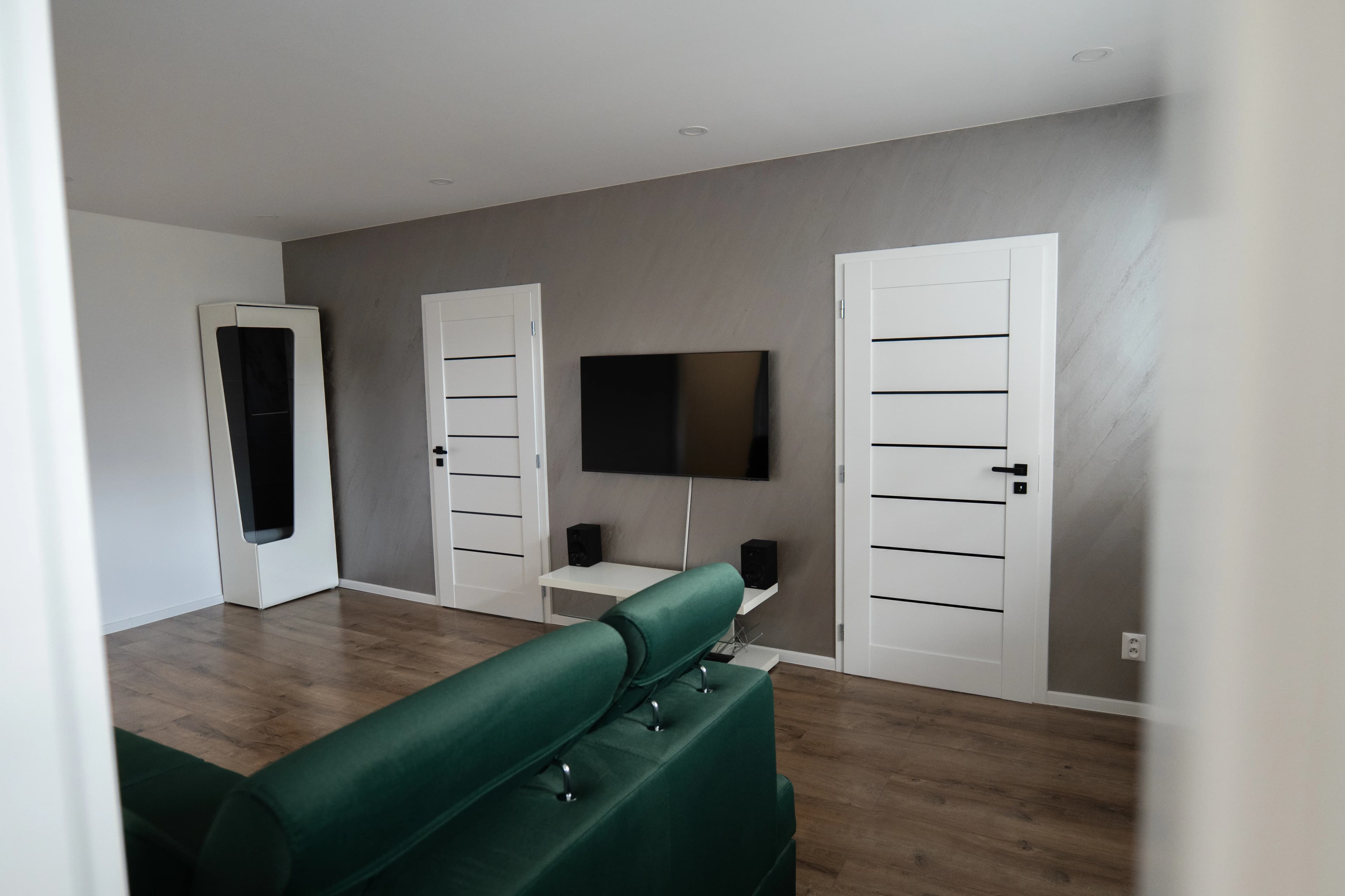 Moderná kancelária v minimalistickom štýle s elegantnými pracovnými stolmi a prírodnými materiálmi.