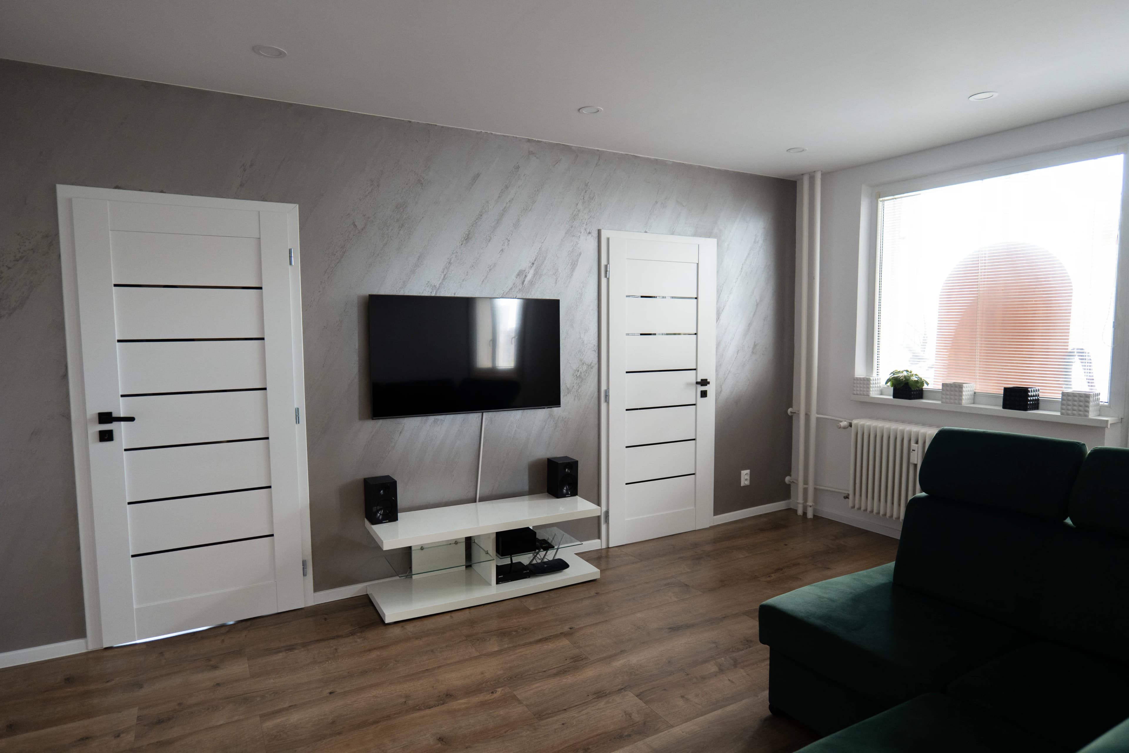 Moderná kancelária v minimalistickom štýle s elegantnými pracovnými stolmi a prírodnými materiálmi.