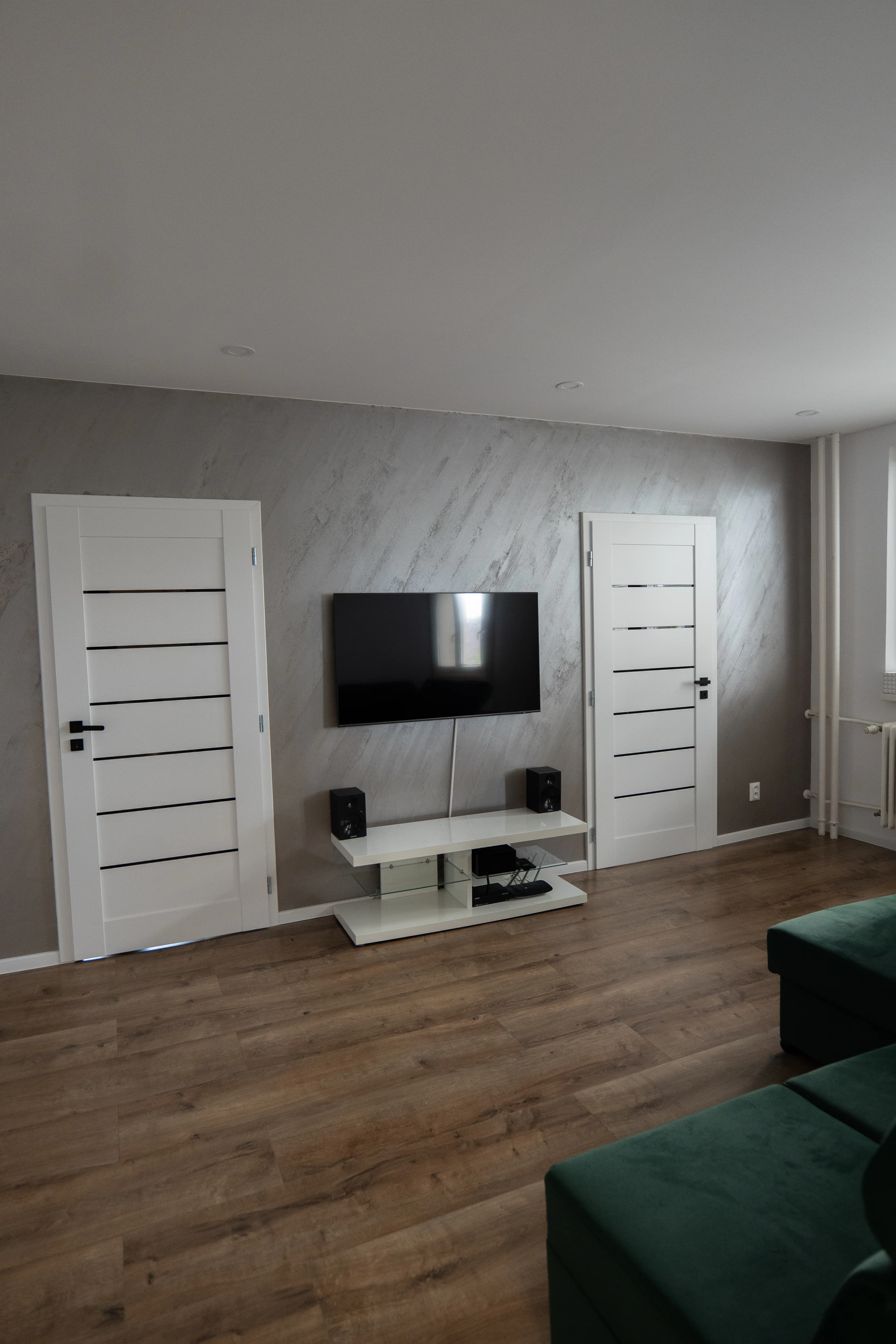 Moderná kancelária v minimalistickom štýle s elegantnými pracovnými stolmi a prírodnými materiálmi.