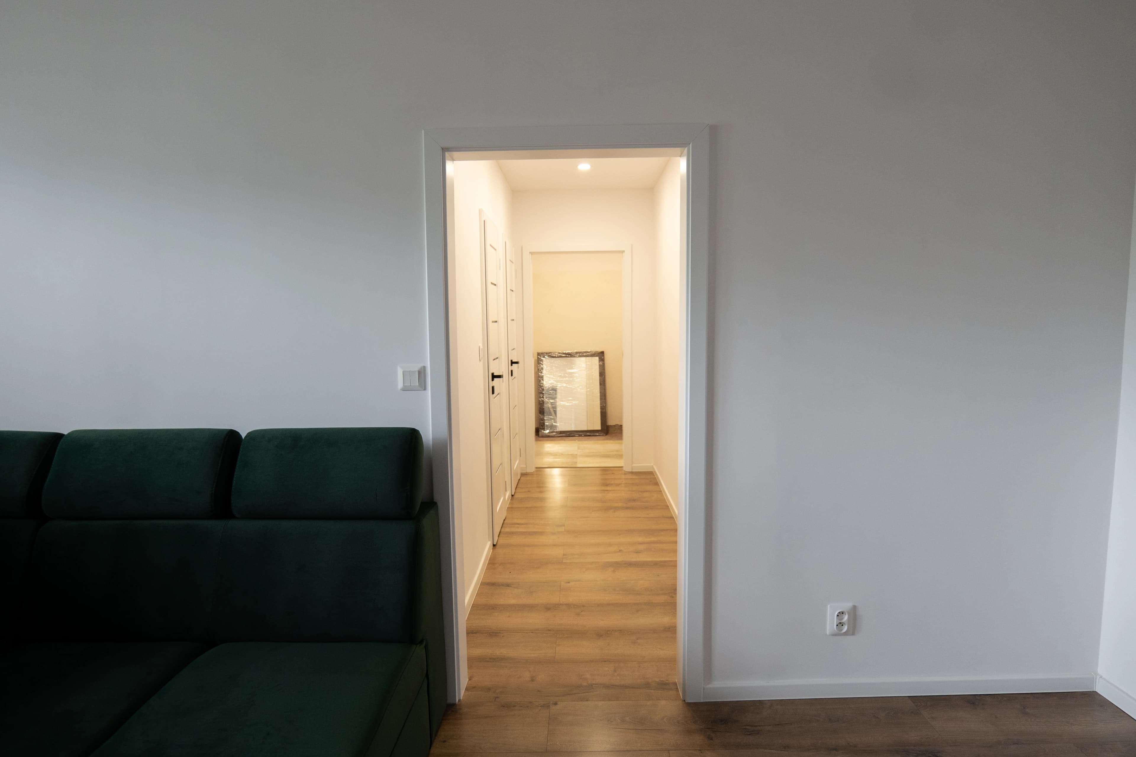 Moderná kancelária v minimalistickom štýle s elegantnými pracovnými stolmi a prírodnými materiálmi.