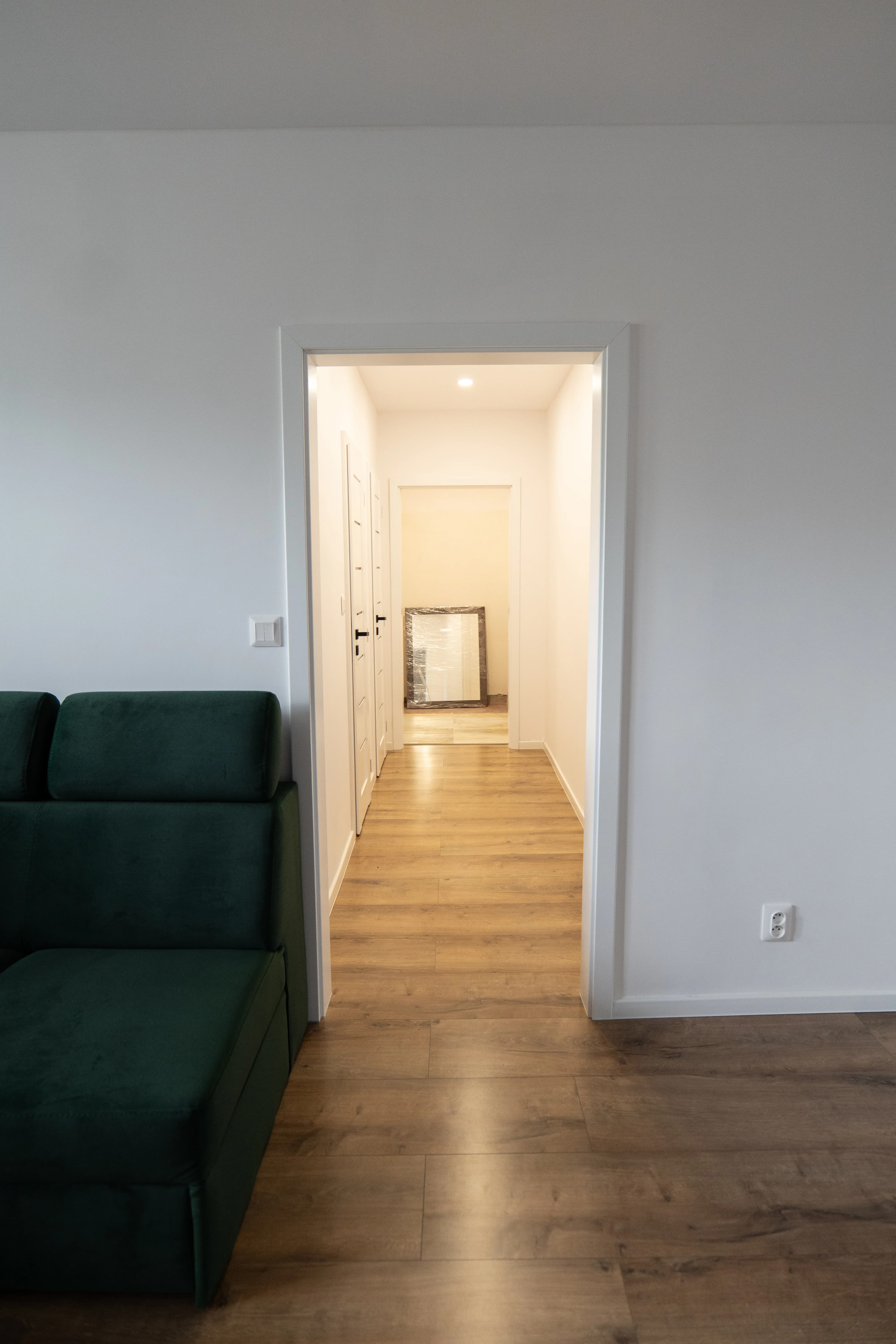 Moderná kancelária v minimalistickom štýle s elegantnými pracovnými stolmi a prírodnými materiálmi.