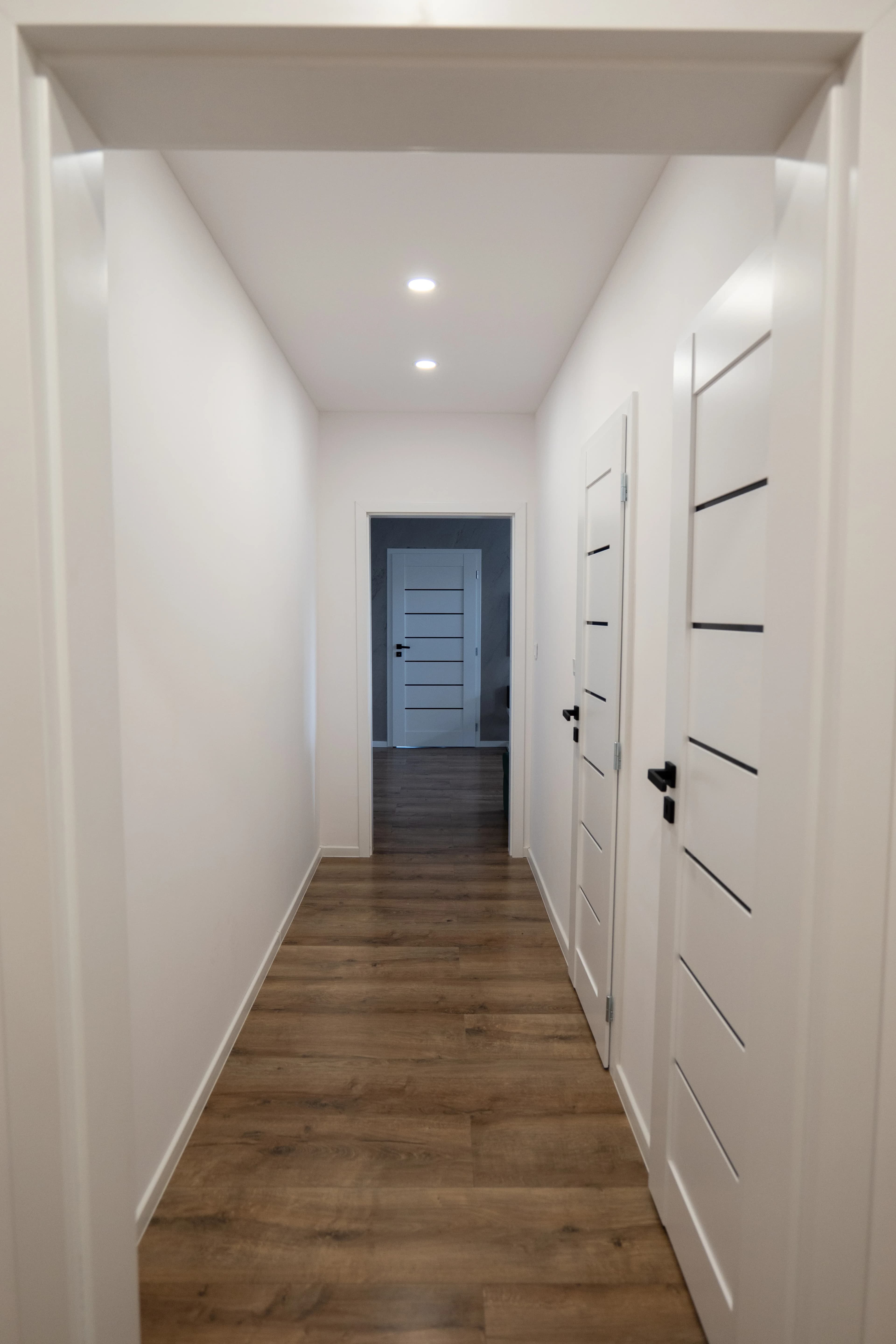 Moderná kancelária v minimalistickom štýle s elegantnými pracovnými stolmi a prírodnými materiálmi.